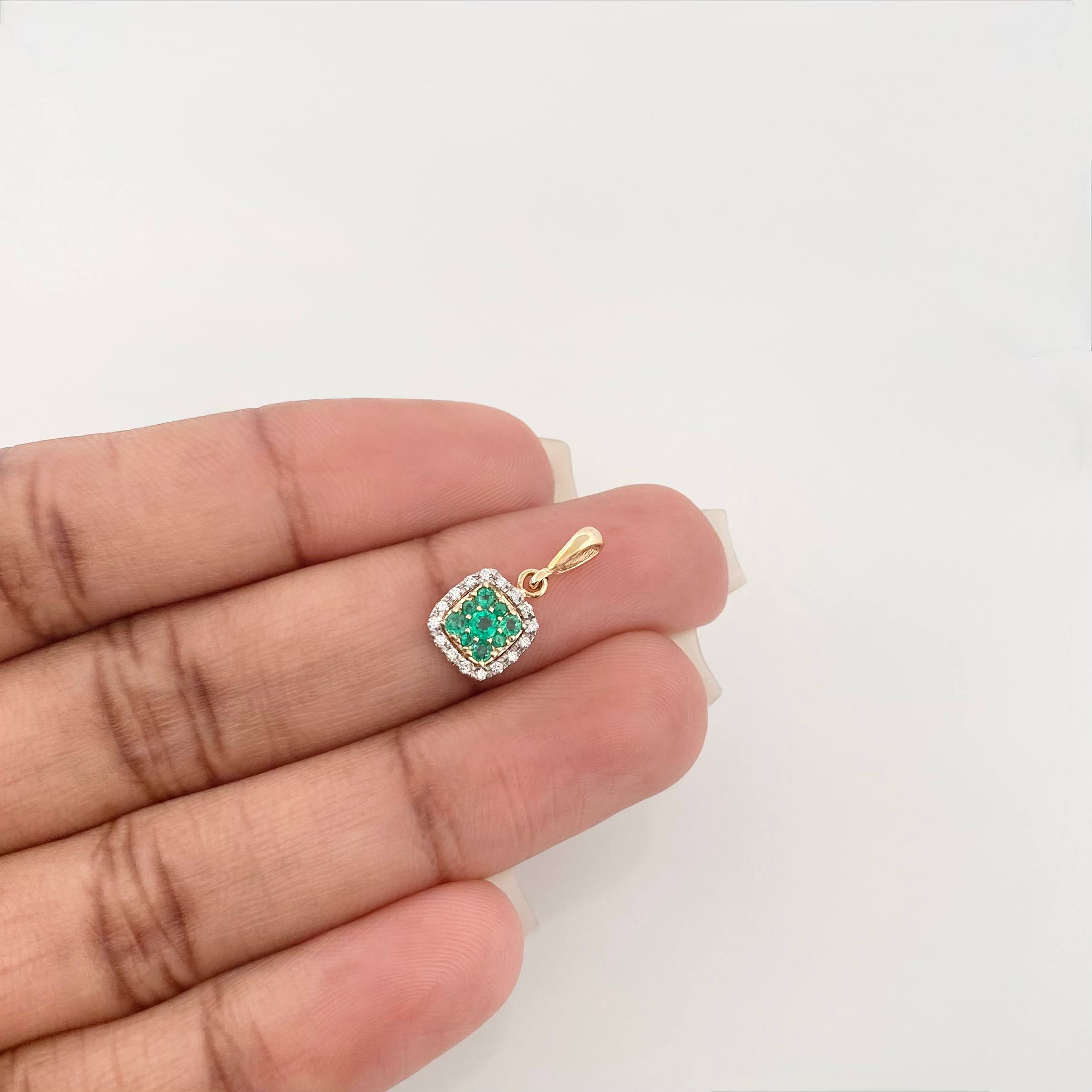 Dije Cuadro Esmeralda 20Pts Diamante 16Pts 0.95 g / 3/4 in Oro Amarillo 18K