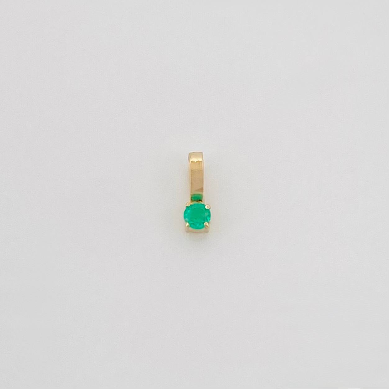 Dije Redondo Esmeraldas 0.3Pts 0.1 g / 3/4 in Oro Amarillo 18K