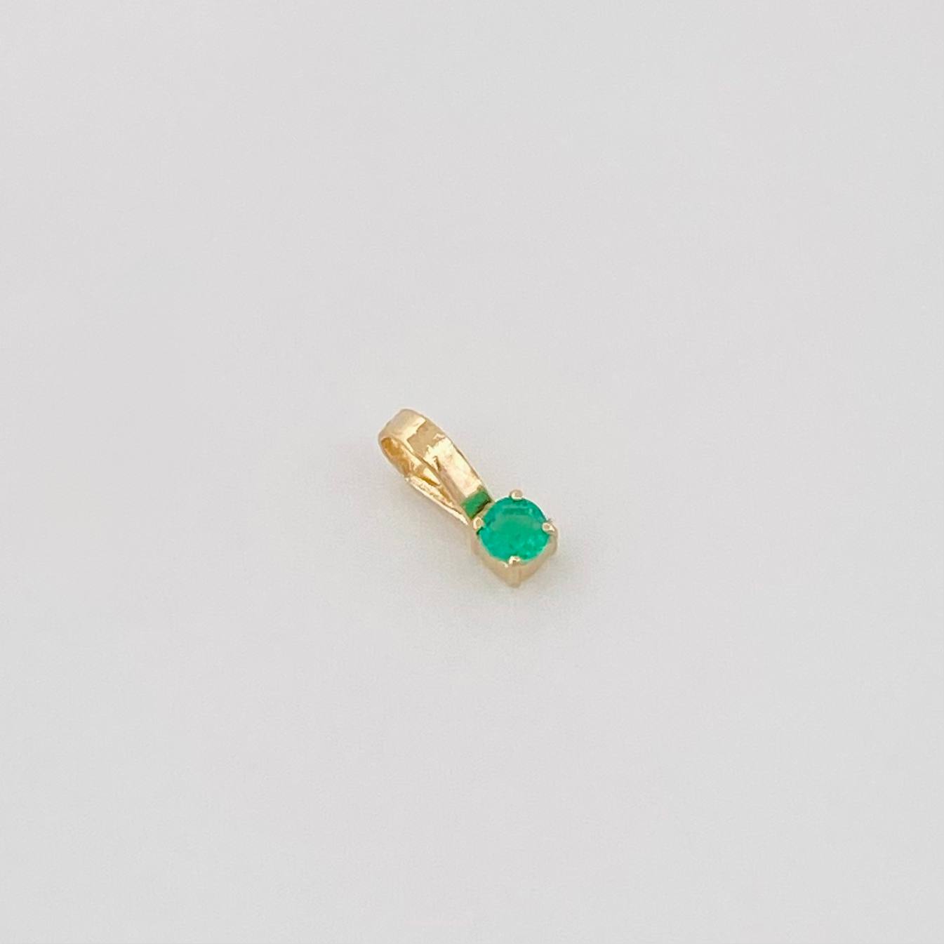 Dije Redondo Esmeraldas 0.3Pts 0.1 g / 3/4 in Oro Amarillo 18K