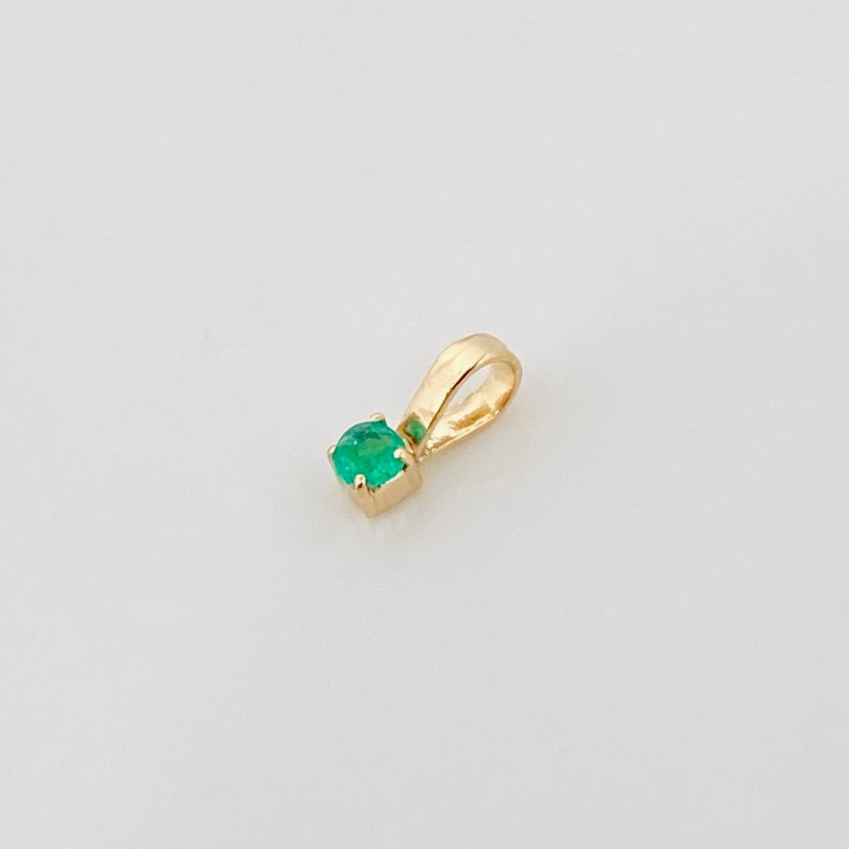 Dije Cuadrado Esmeralda 0.3Pts 0.15 g / 1/4 in Oro Amarillo 18K