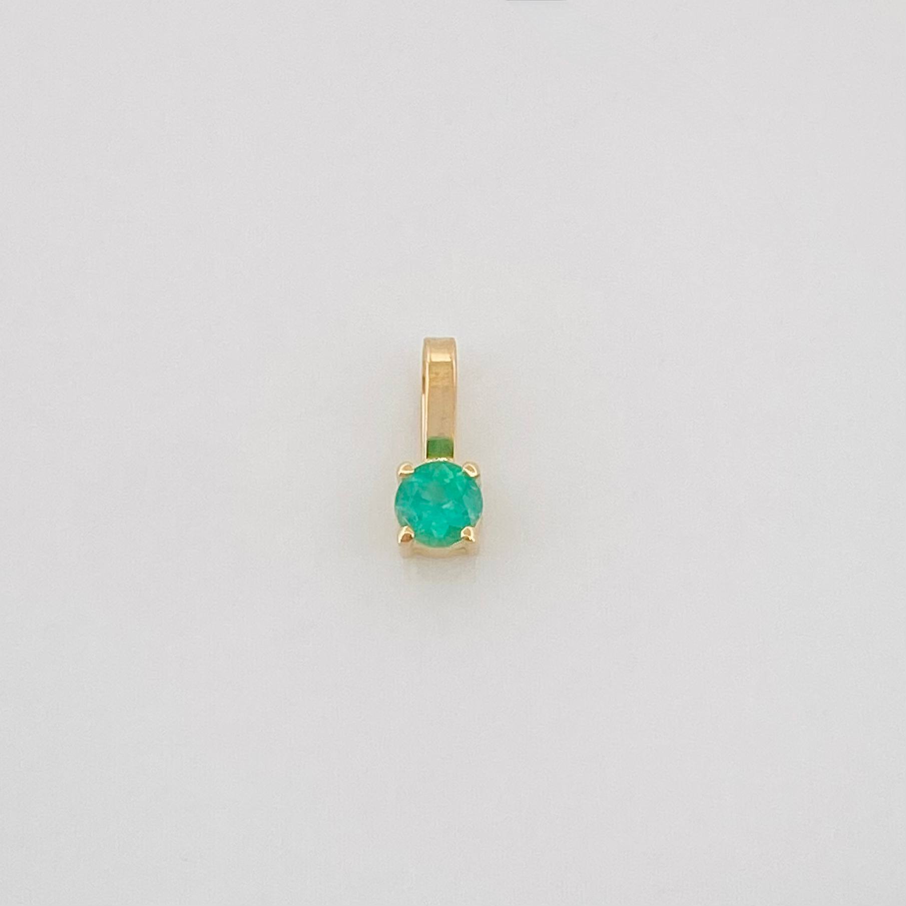 Dije Cuadrado Esmeralda 10Pts 0.2 g / 1/4 in Oro Amarillo 18K