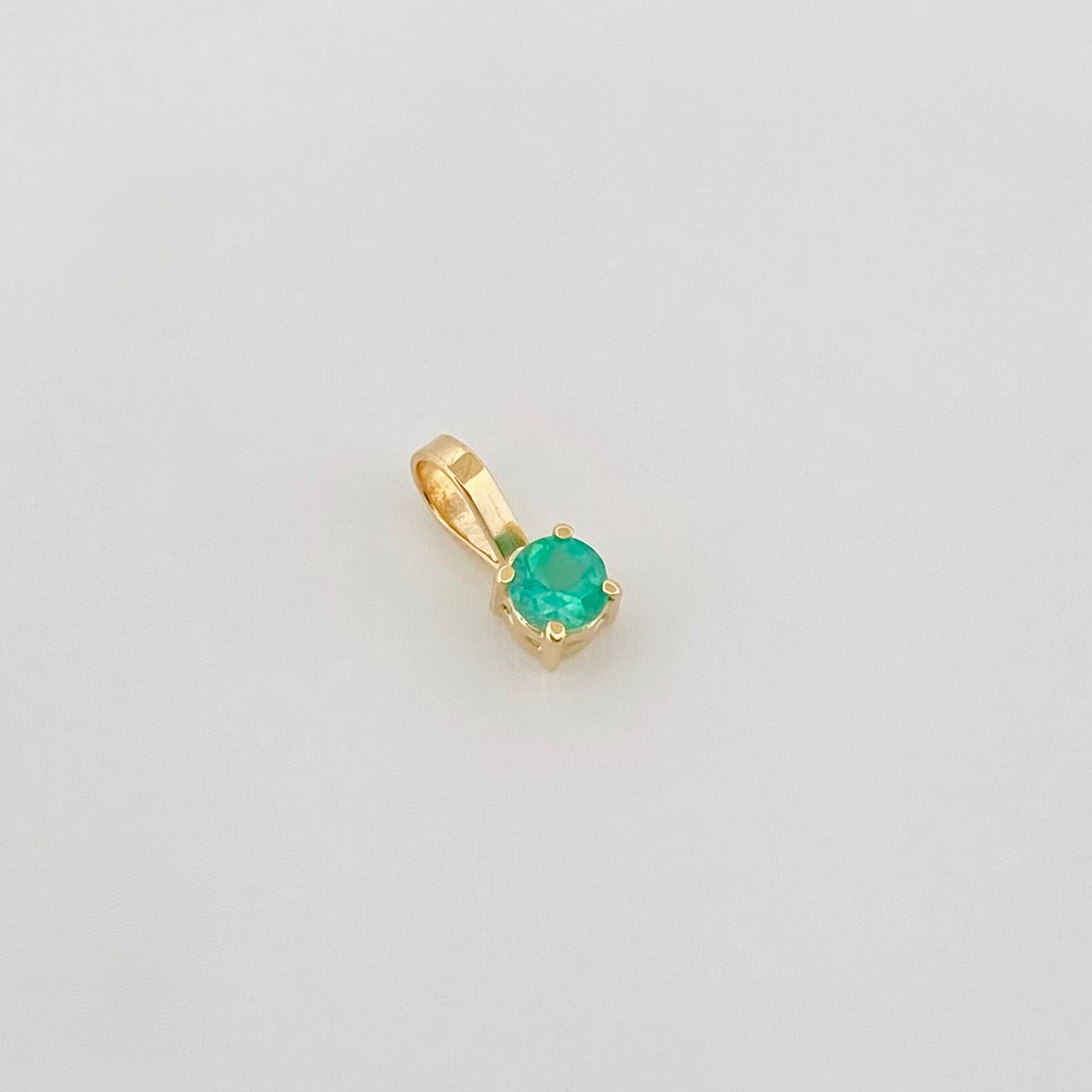 Dije Cuadrado Esmeralda 10Pts 0.2 g / 1/4 in Oro Amarillo 18K