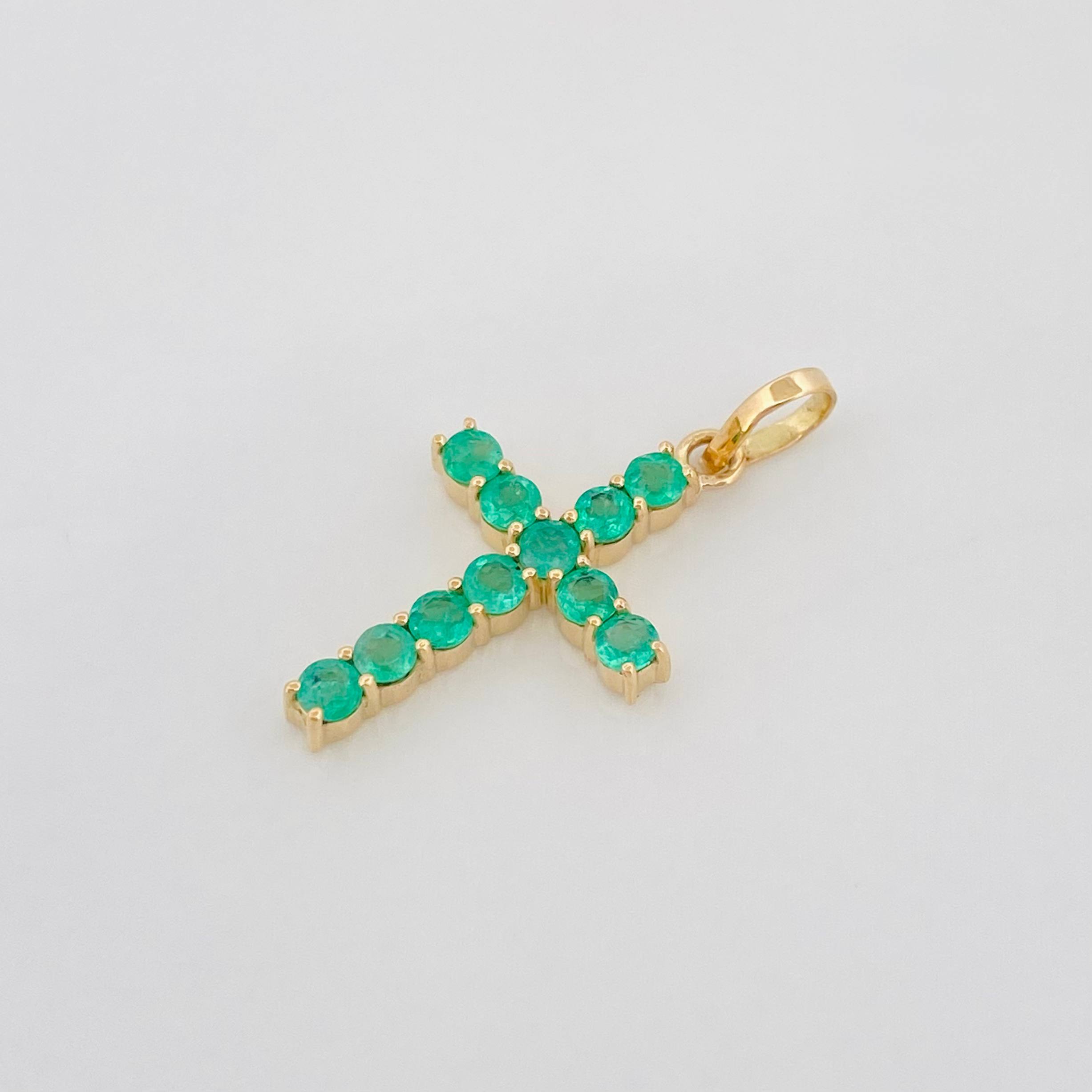 Dije Cruz Esmeraldas 0.10Pts 0.4 g / 1/2 in Oro Amarillo 18K
