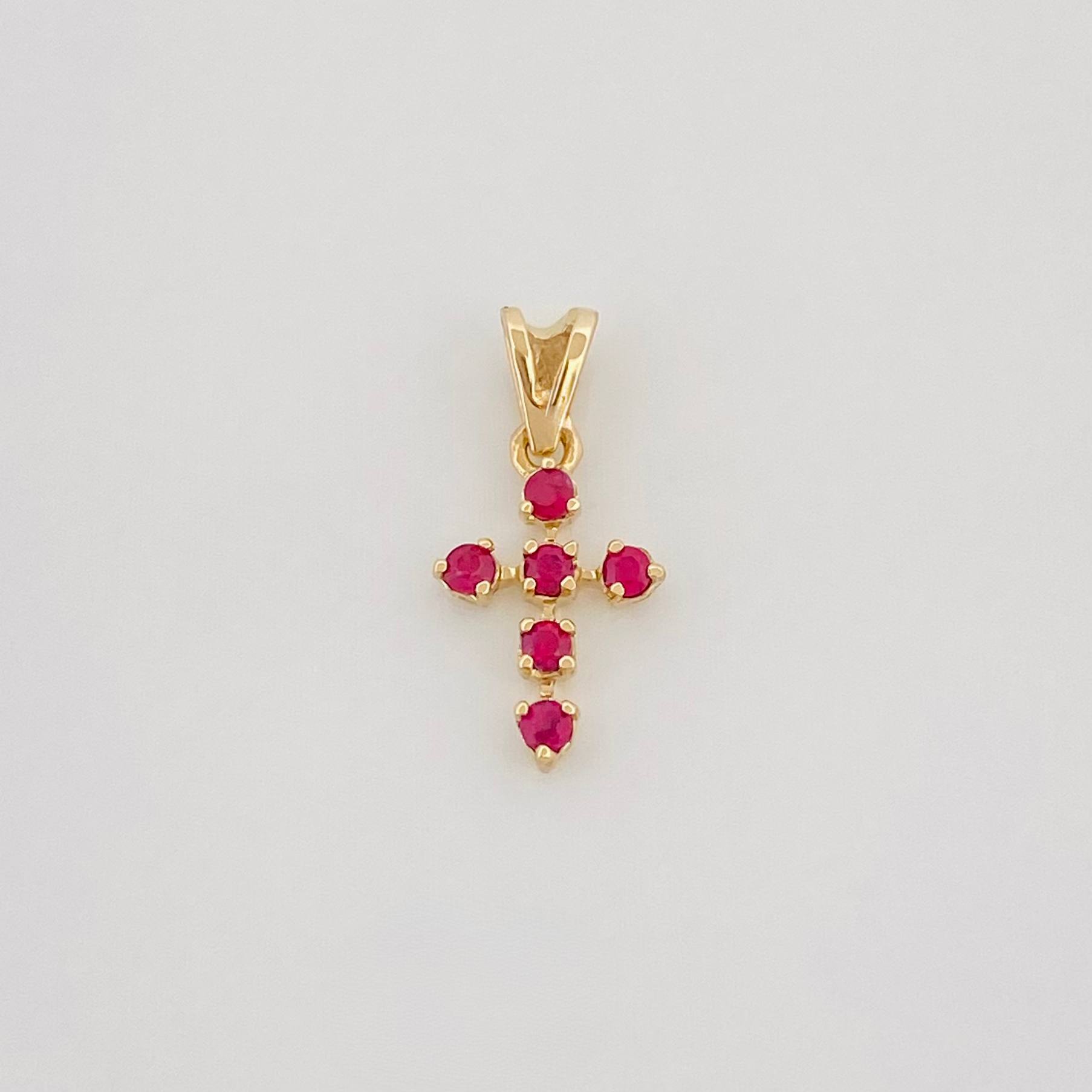 Dije Cruz Rubies 18Pts 0.35 g / 1/2 in Oro Amarillo 18K