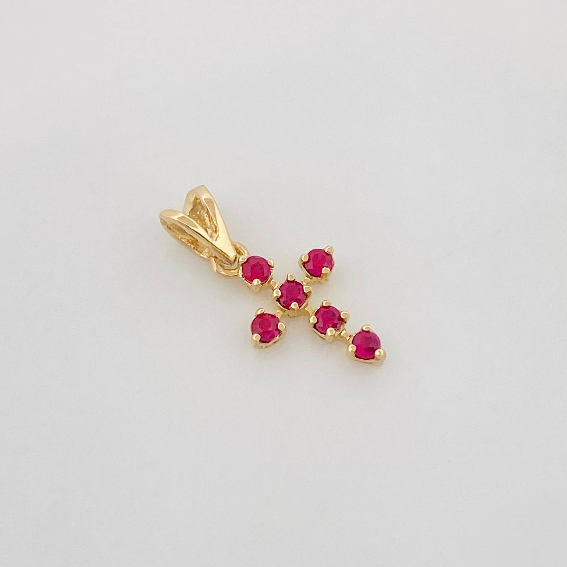 Dije Cruz Rubi 0.20Pts 0.5 g / 1/2 in Oro Amarillo 18K