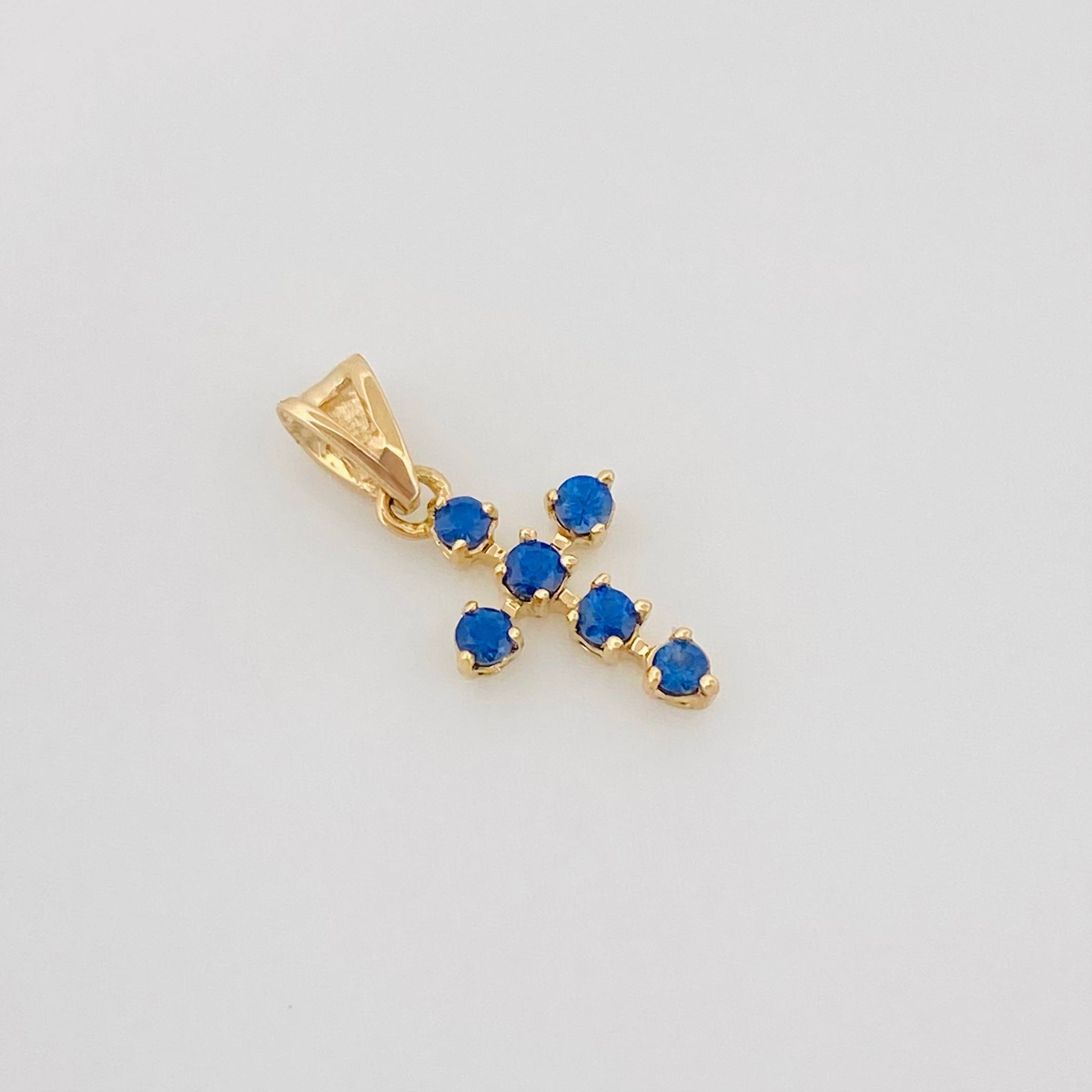 Dije Cruz Zafiro 18Pts 0.4 g / 1/2 in Oro Amarillo 18K