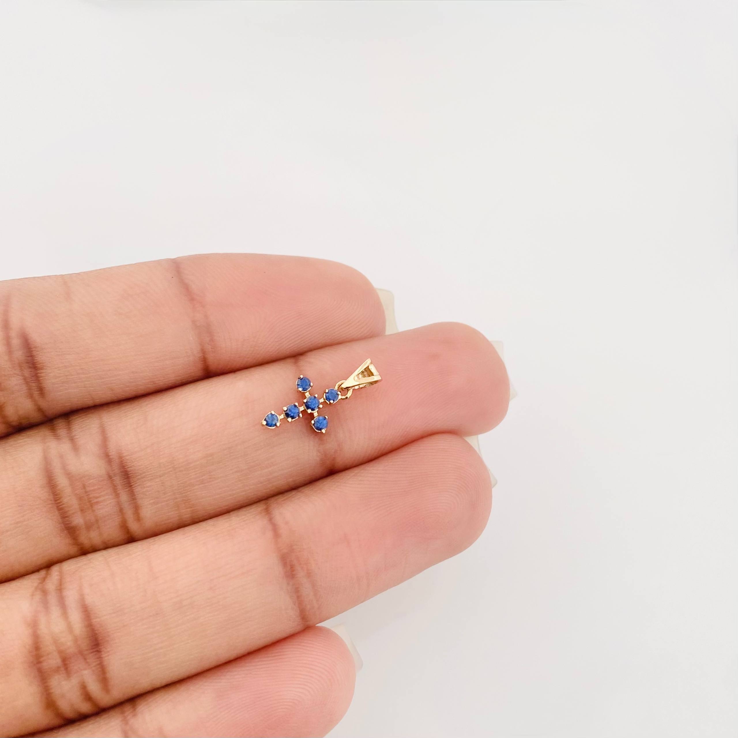 Dije Cruz Zafiro 18Pts 0.4 g / 1/2 in Oro Amarillo 18K