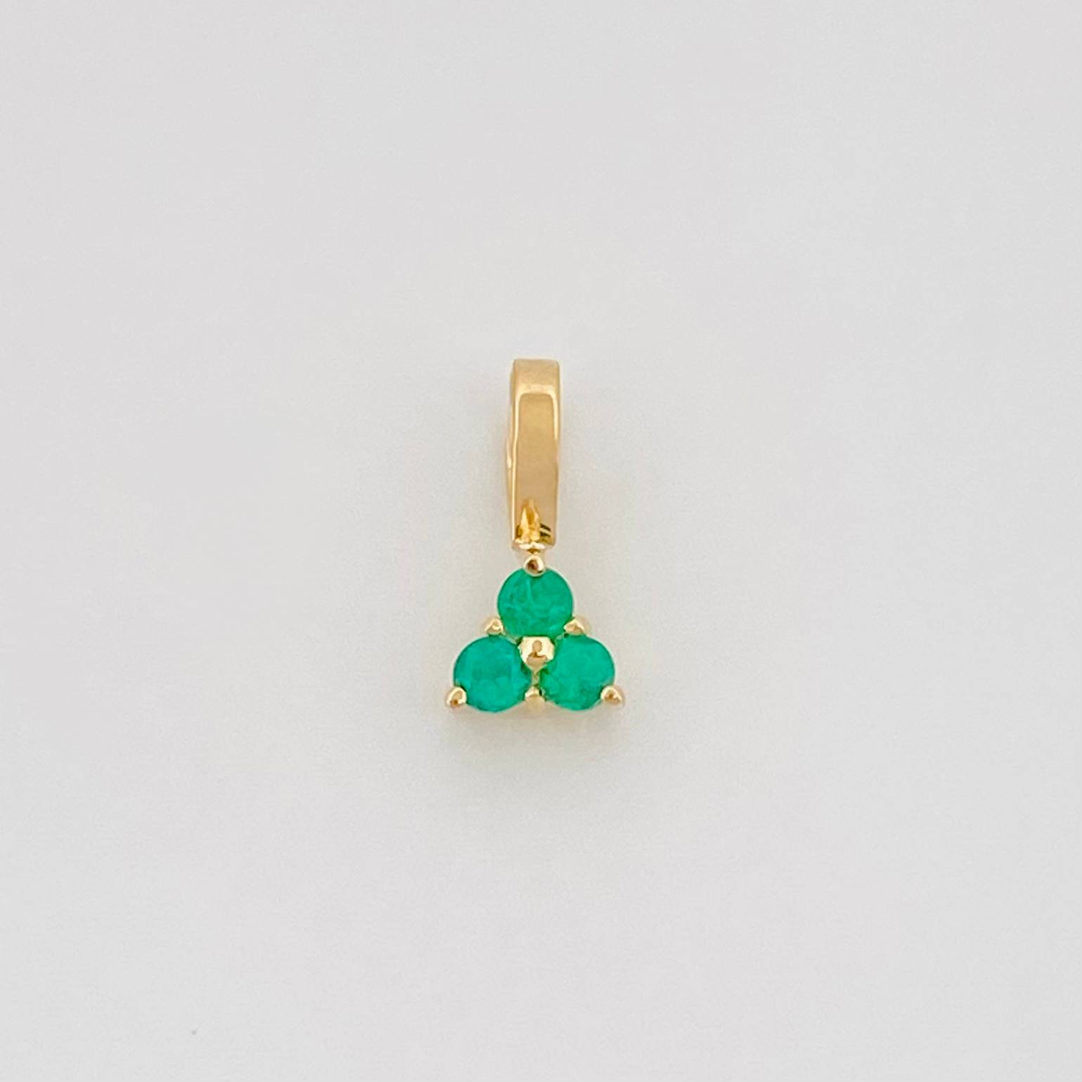 Dije Trebol Esmeraldas 0.8Pts 0.3 g / 1/2 in Oro Amarillo 18K