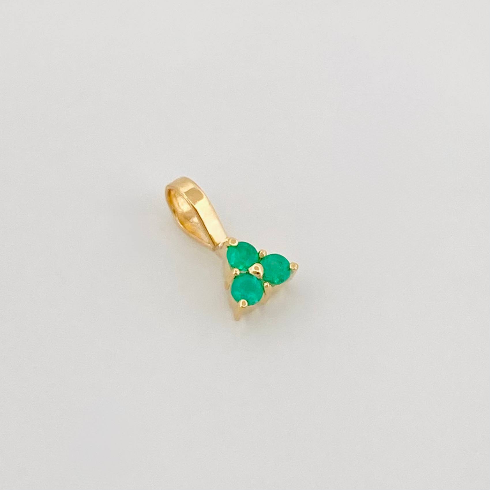 Emerald Triangle Pendant 15Pts 0.2 g / 1/4 in 18K Yellow Gold