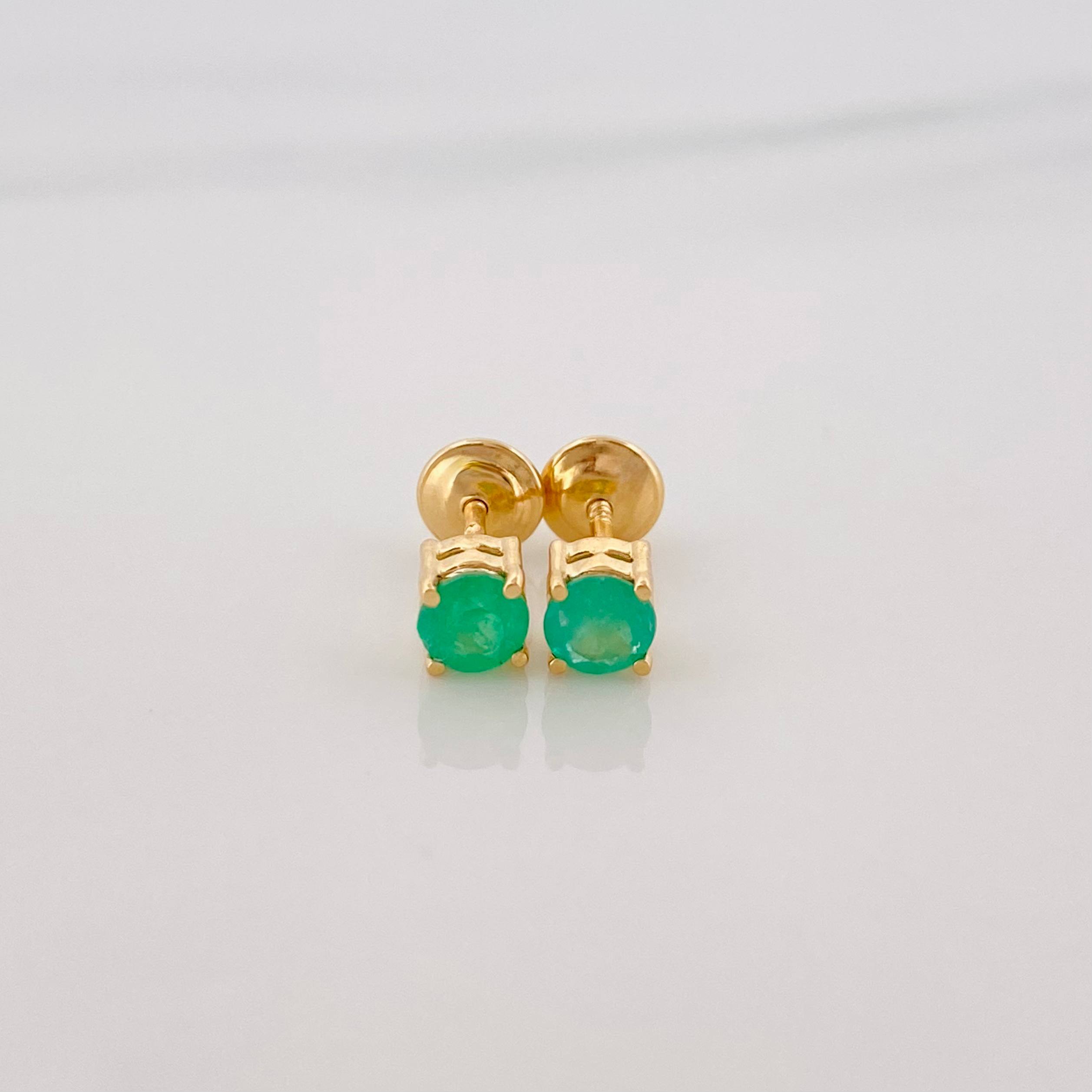 Topos Cuatro Garras Esmeralda 0.23Pts 0.7 g / in / 2.25 mm Oro Amarillo 18K