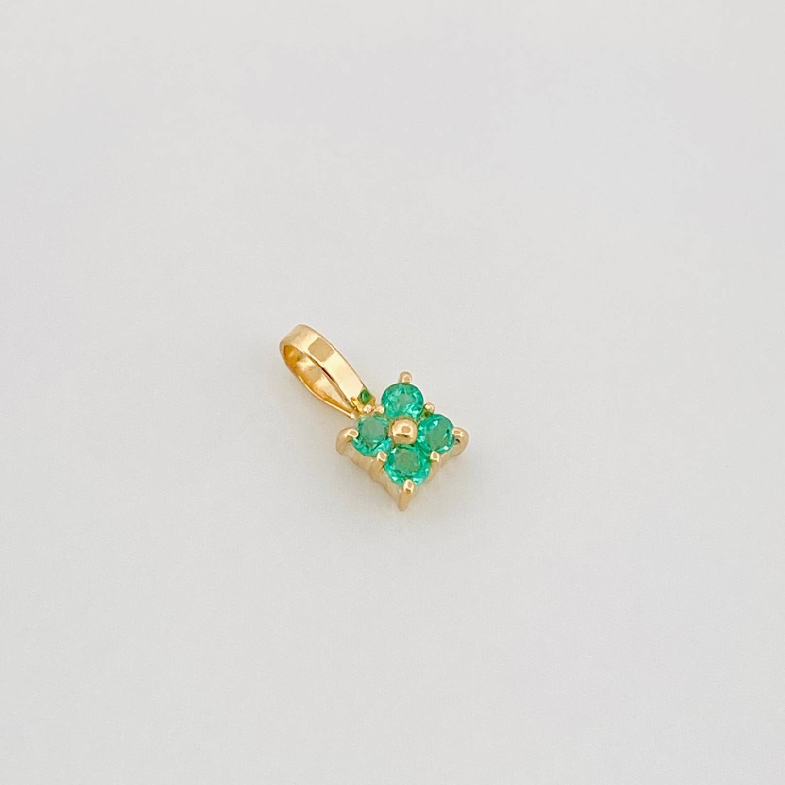 Dije Flor Esmeralda 21Pts 0.2 g / 1/4 in Oro Amarillo 18K