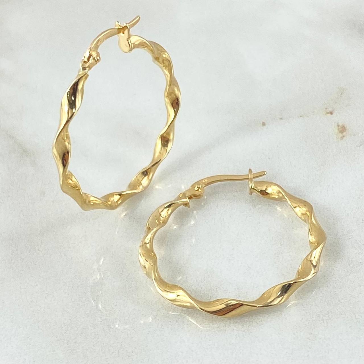 Hoop Earrings Amber 1.9gr / 1.2in / 18K Gold ©