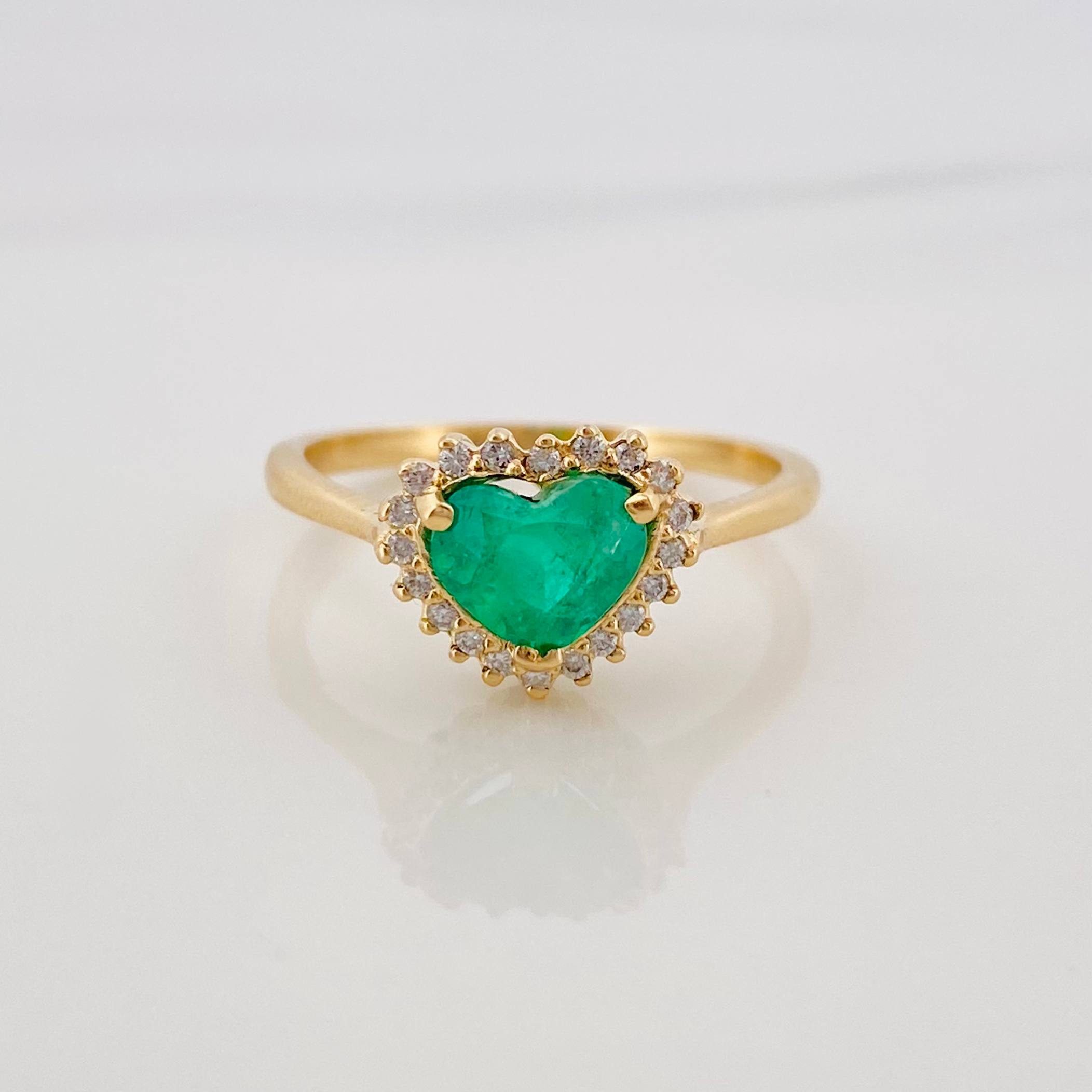 Anillo Canasta Corazon Esmeraldas 93pts Diamantes 15pts 2.4g / T6 1/4 Oro Amarillo 18K