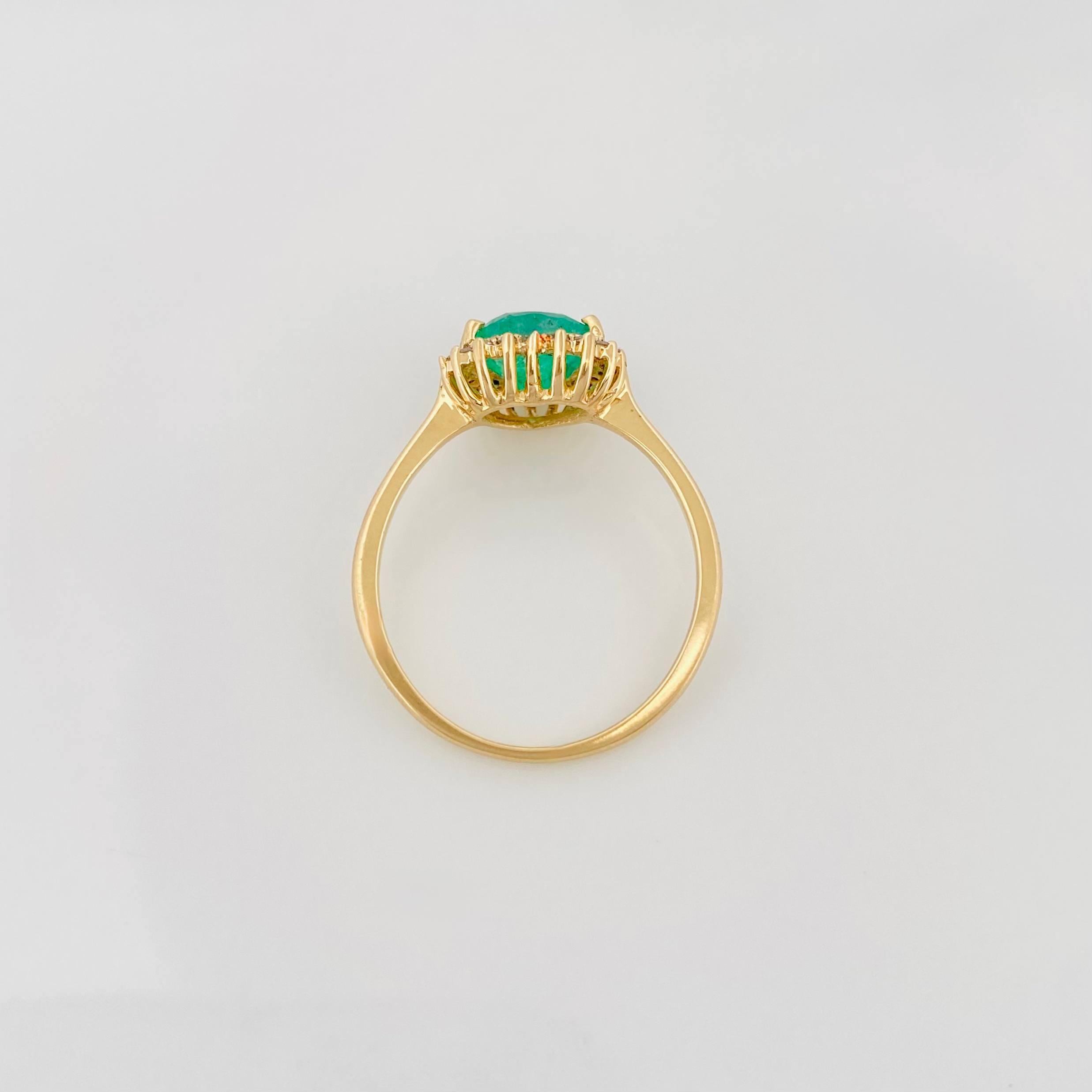 Anillo Canasta Corazon Esmeraldas 93pts Diamantes 15pts 2.4g / T6 1/4 Oro Amarillo 18K
