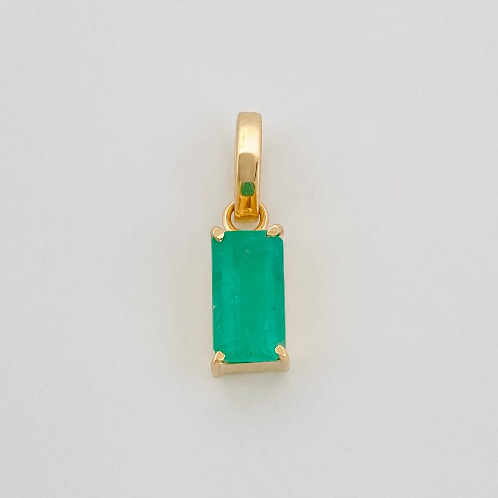 Dije Rectangular Esmeraldas 0.93Pts 0.9 g / 3/4 in Oro Amarillo 18K