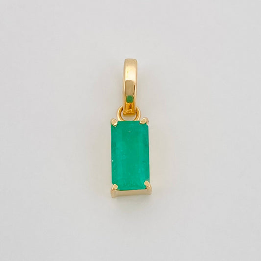 Dije Rectangular Esmeraldas 0.93Pts 0.9 g / 3/4 in Oro Amarillo 18K