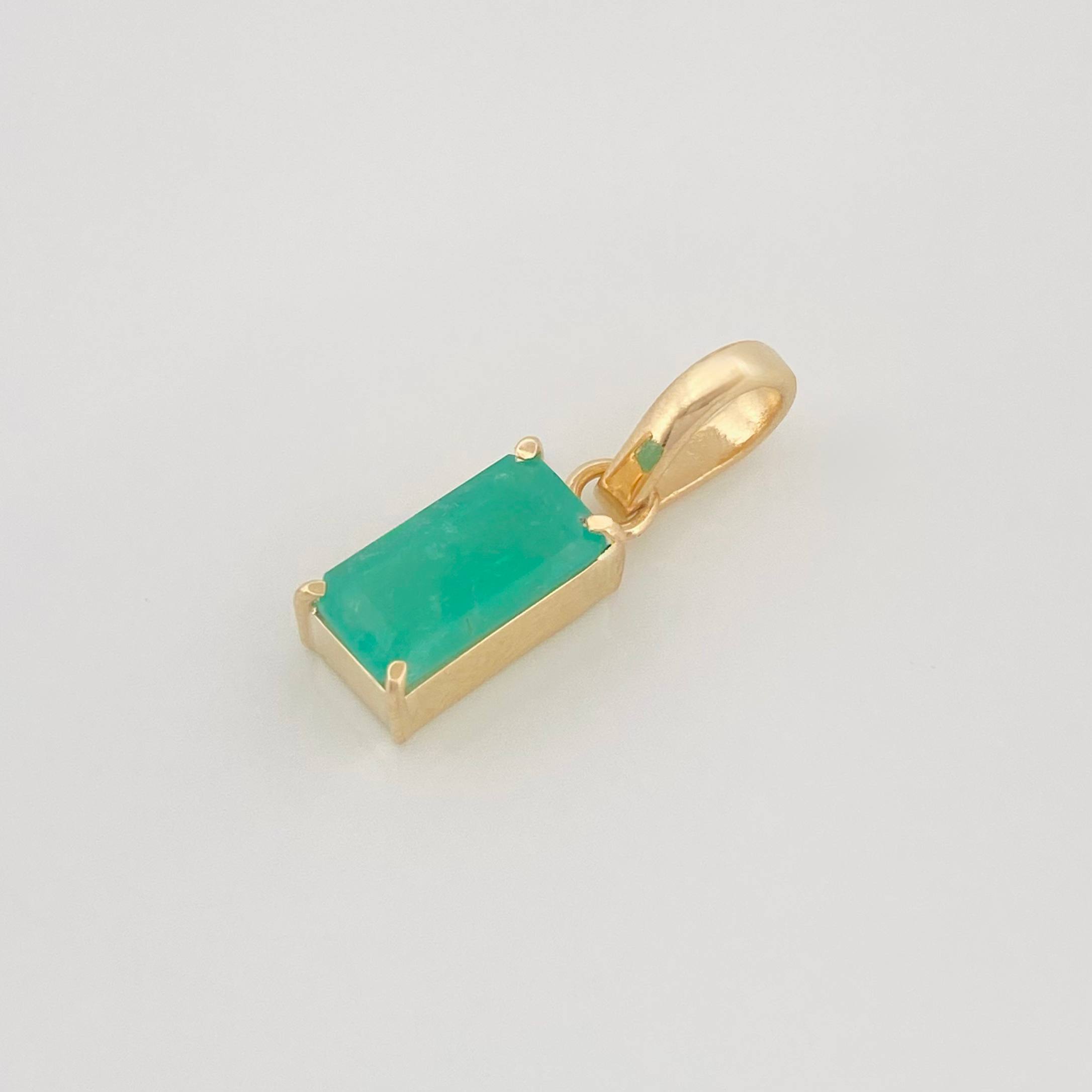 Dije Rectangular Esmeraldas 0.93Pts 0.9 g / 3/4 in Oro Amarillo 18K
