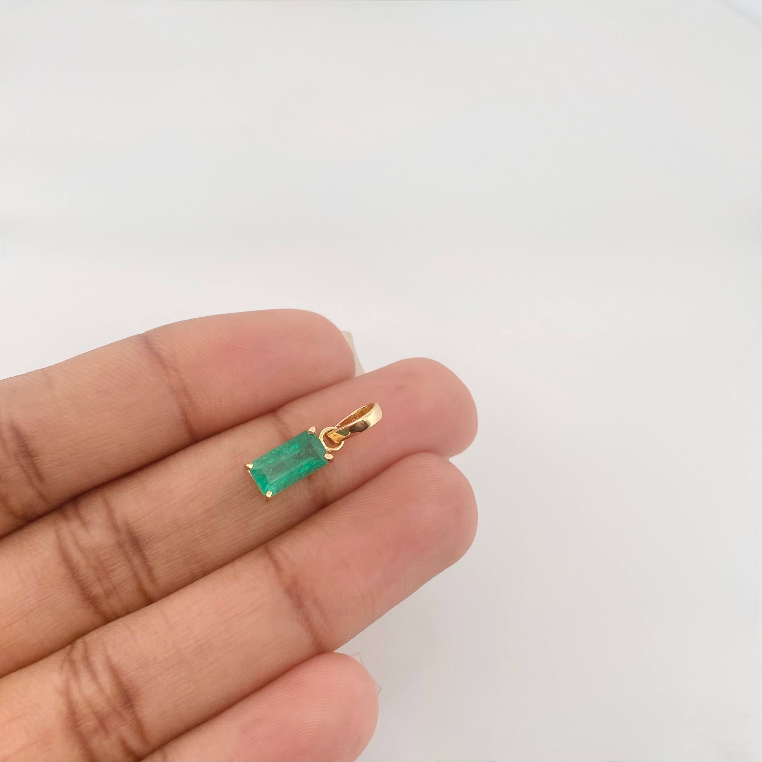Dije Rectangular Esmeraldas 0.93Pts 0.9 g / 3/4 in Oro Amarillo 18K