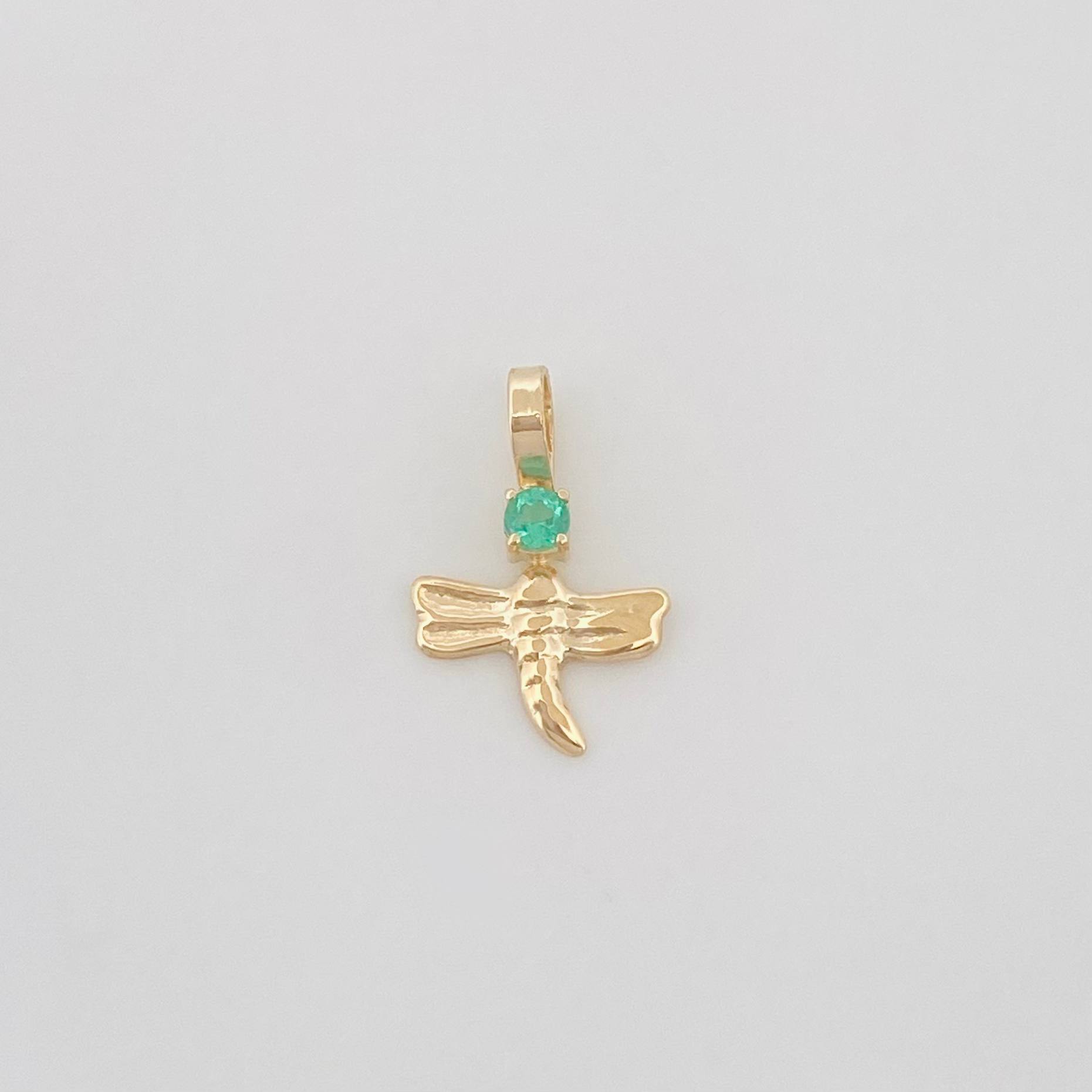 Dije Libelula Esmeraldas 0.3Pts 0.25 g / 1/2 in Oro Amarillo 18K