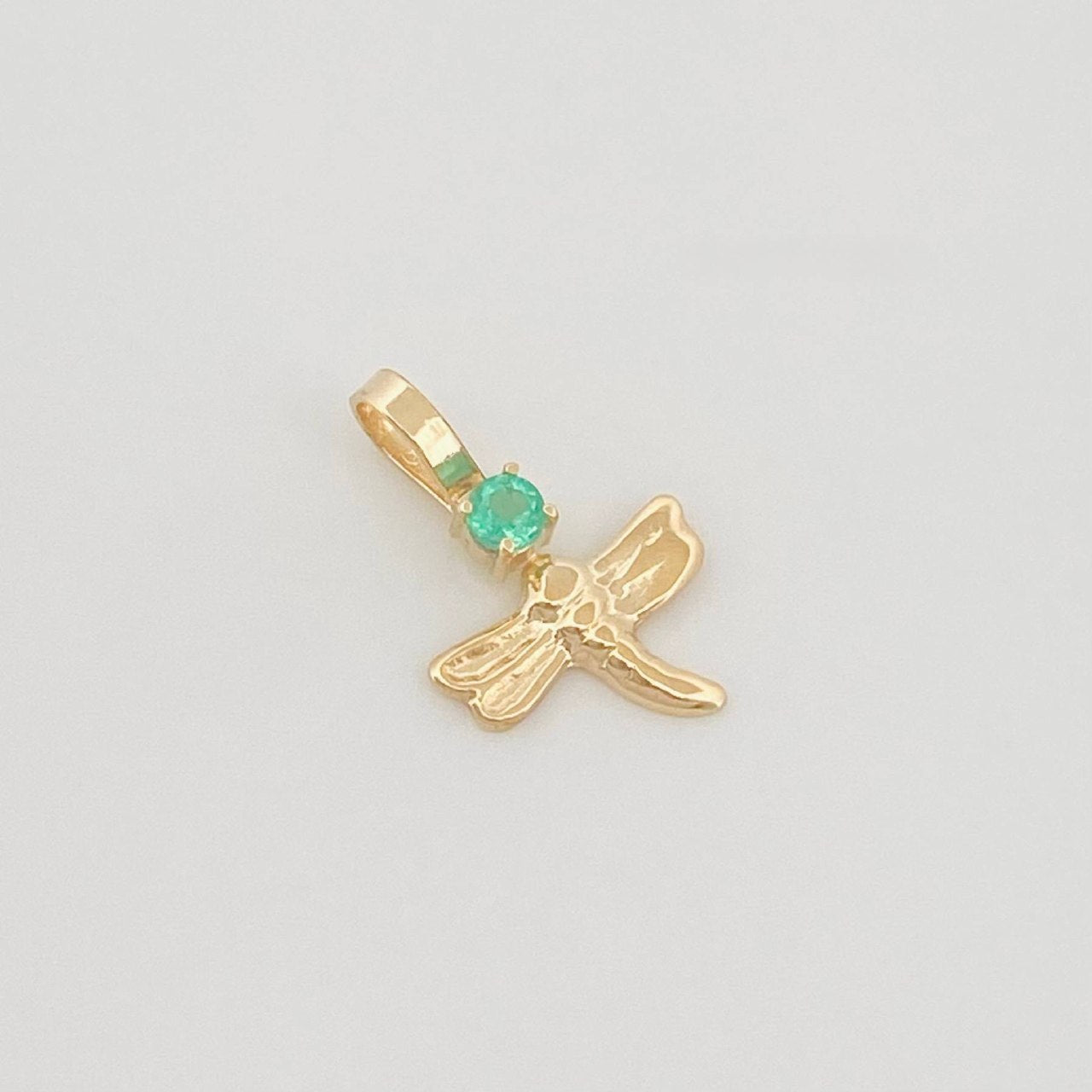 Dije Libelula Esmeraldas 0.3Pts 0.25 g / 1/2 in Oro Amarillo 18K