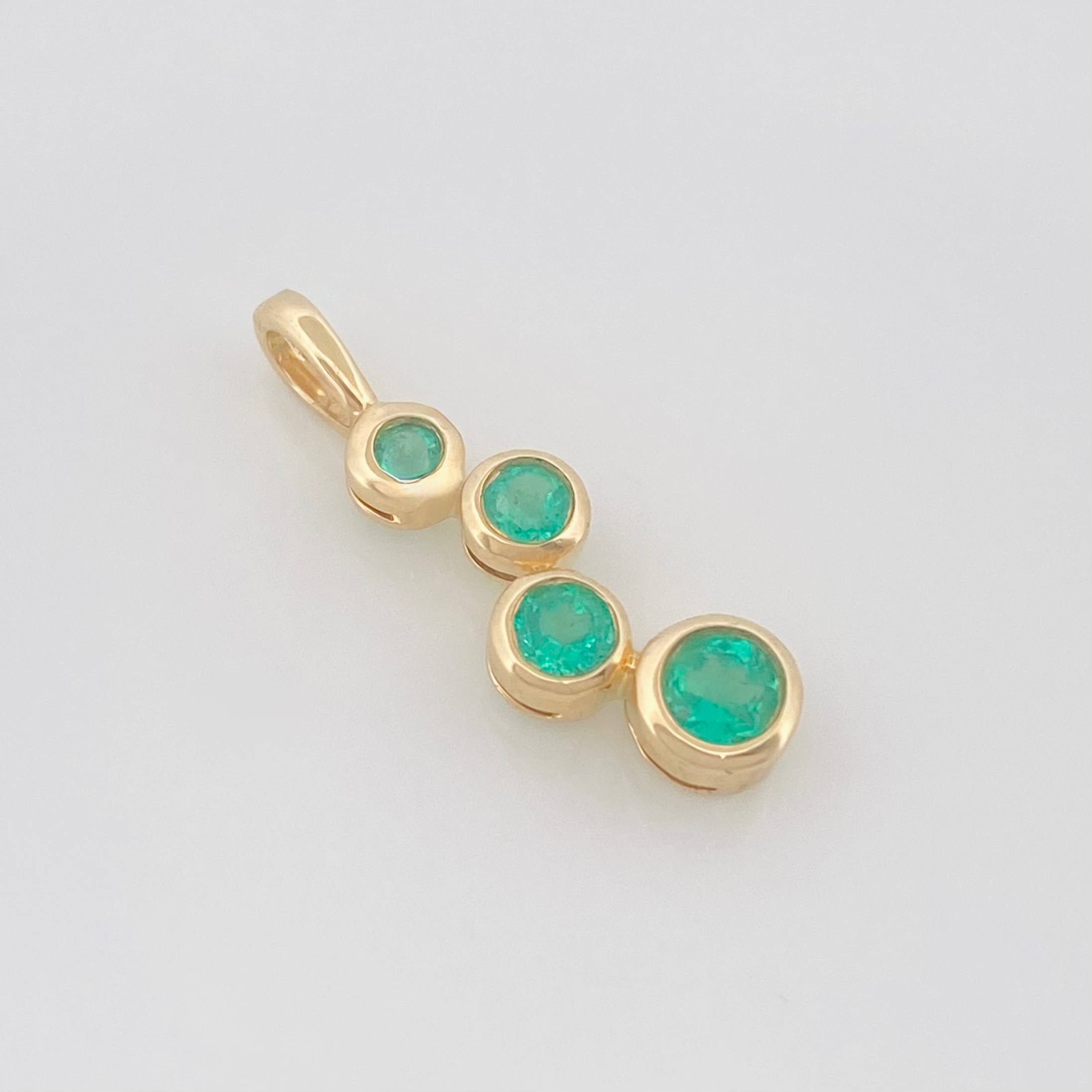Dije Circulos Esmeraldas 0.33Pts 1.05 g / 3/4 in Oro Amarillo 18K