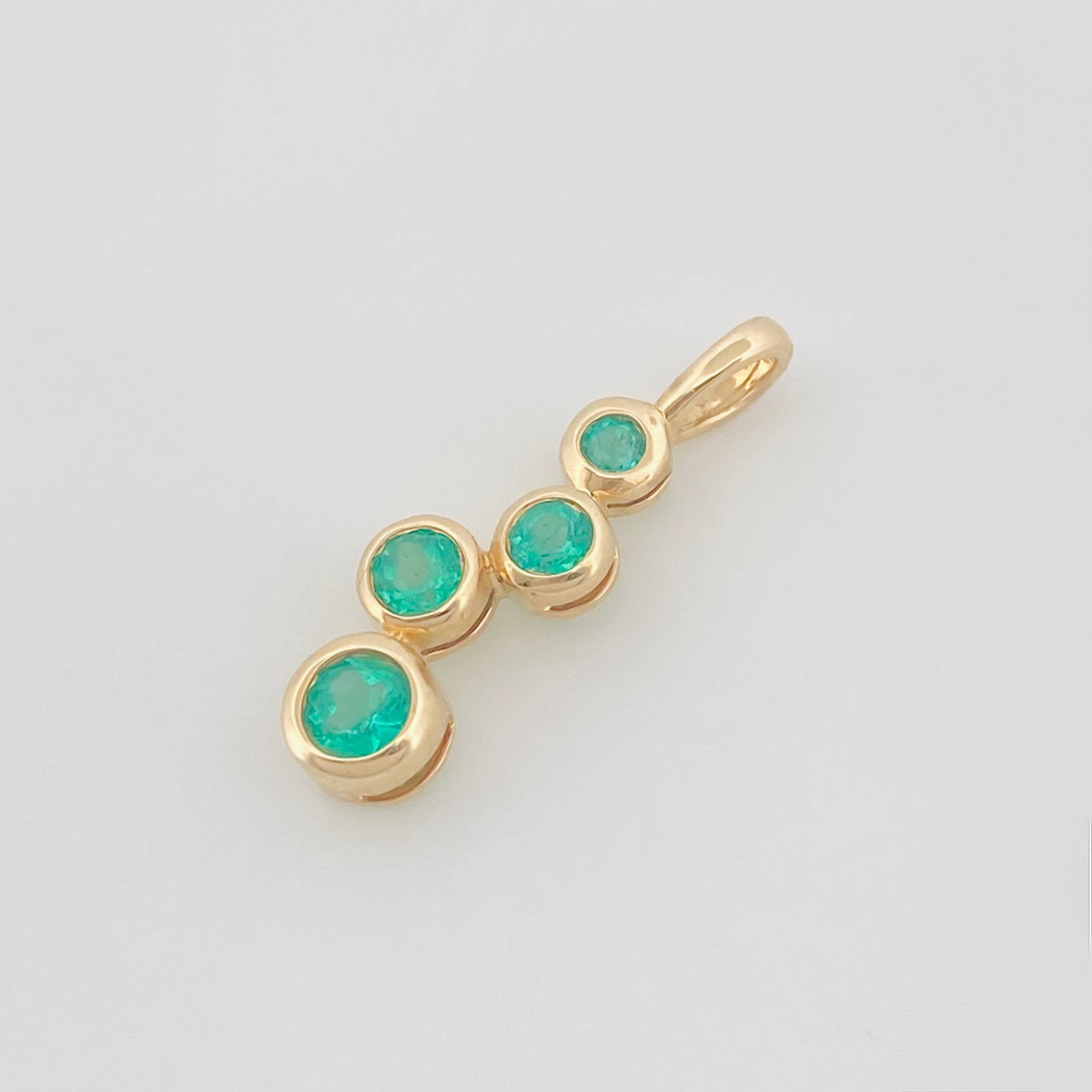 Dije Circulos Esmeraldas 0.33Pts 1.05 g / 3/4 in Oro Amarillo 18K