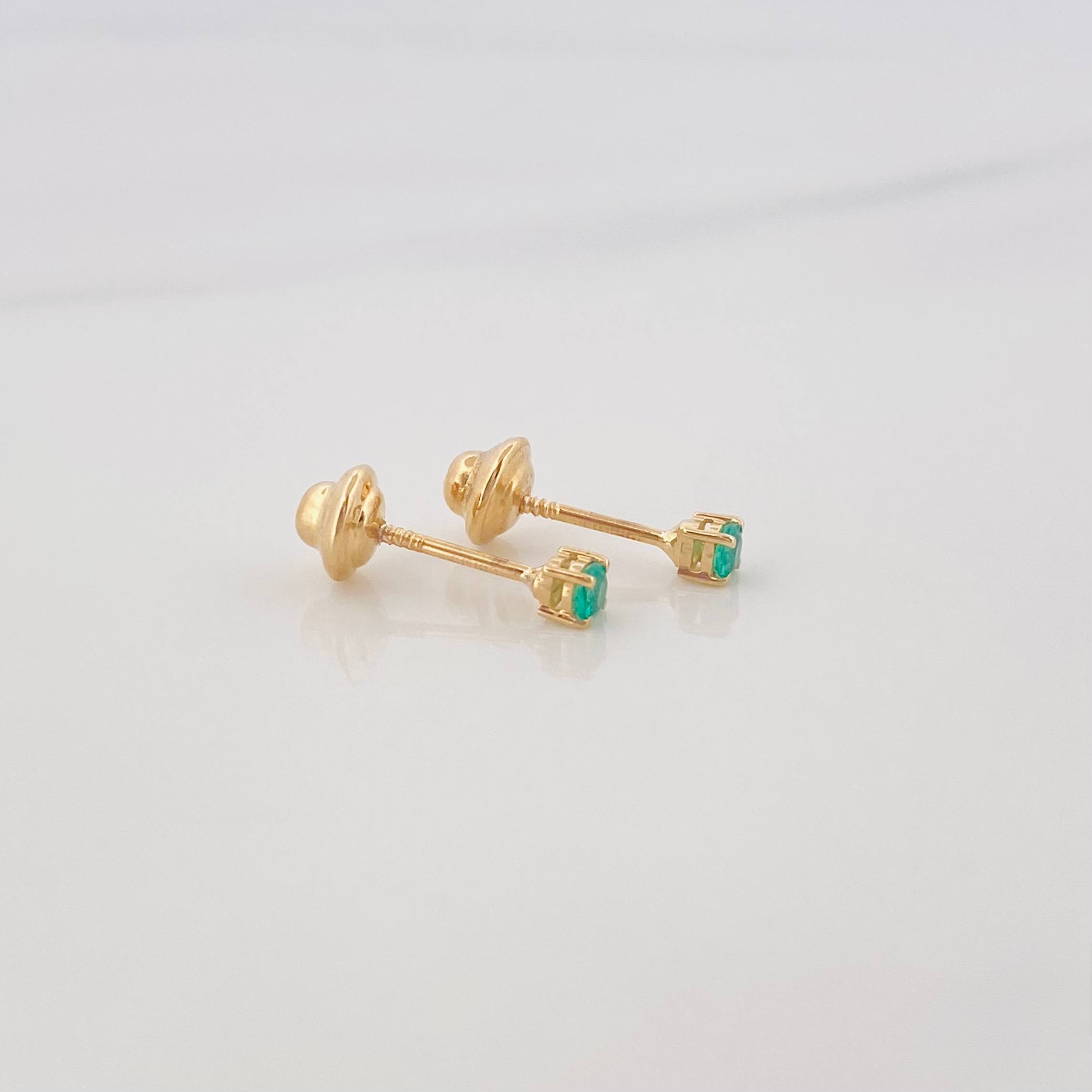 Topos Cuatro Garras Esmeralda 0.10Pts 0.55 g / in / 2.13 mm Oro Amarillo 18K