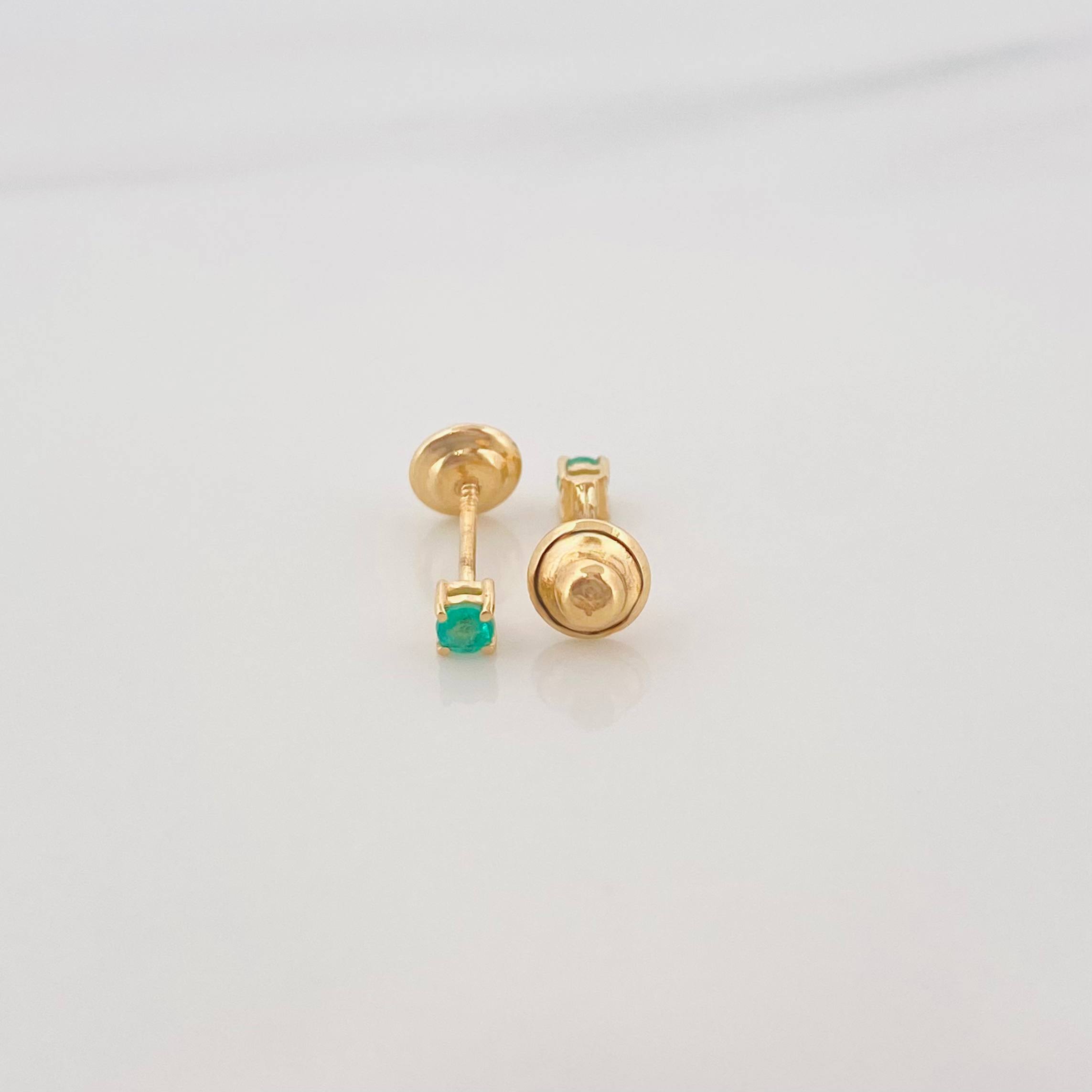 Topos Cuatro Garras Esmeralda 0.10Pts 0.55 g / in / 2.13 mm Oro Amarillo 18K