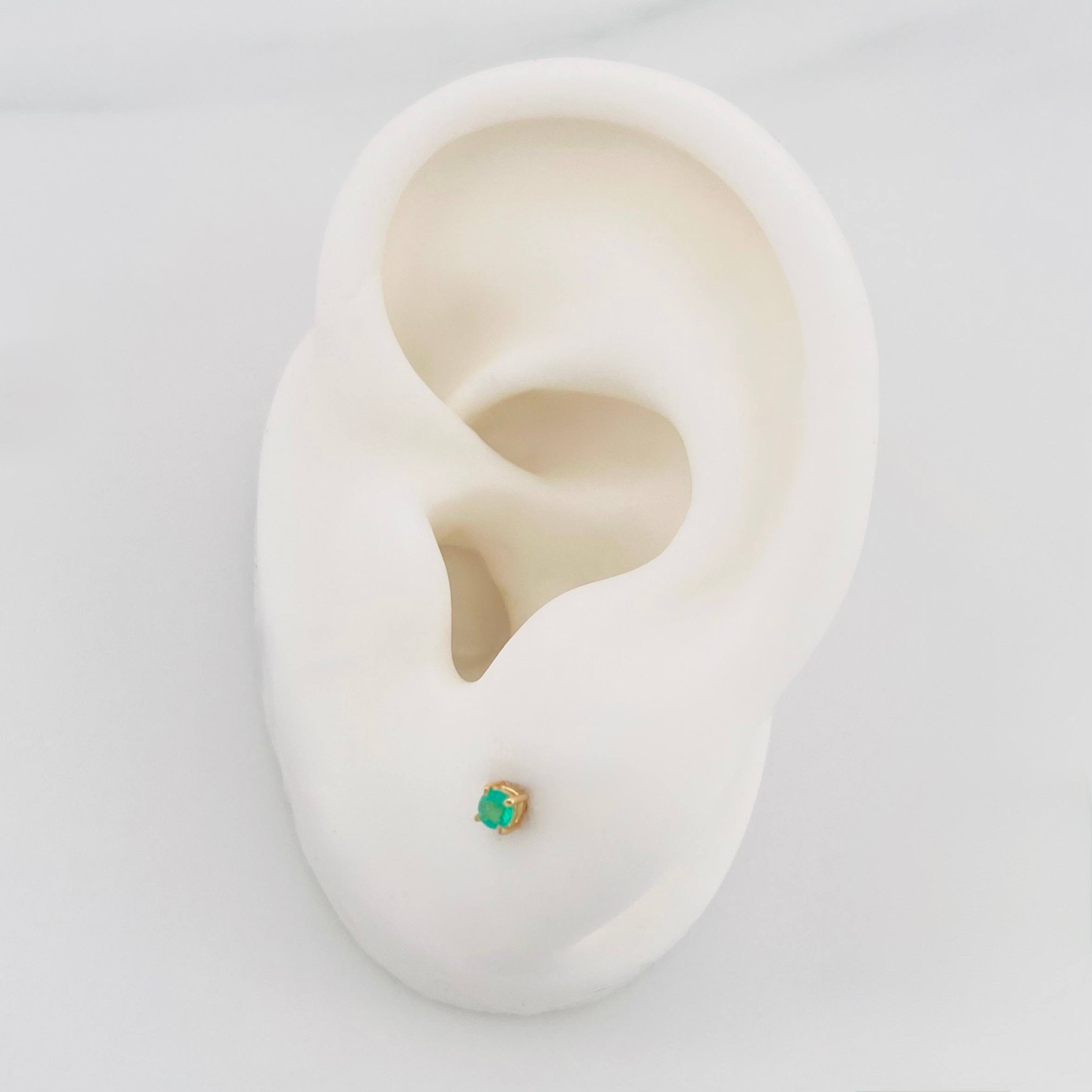 Topos Cuatro Garras Esmeralda 0.10Pts 0.55 g / in / 2.13 mm Oro Amarillo 18K