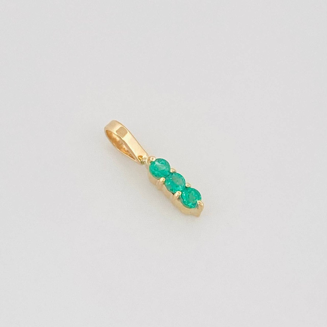 Dije Semaforo Esmeraldas 0.15Pts 0.2 g / in / 1.57 mm Oro Amarillo 18K