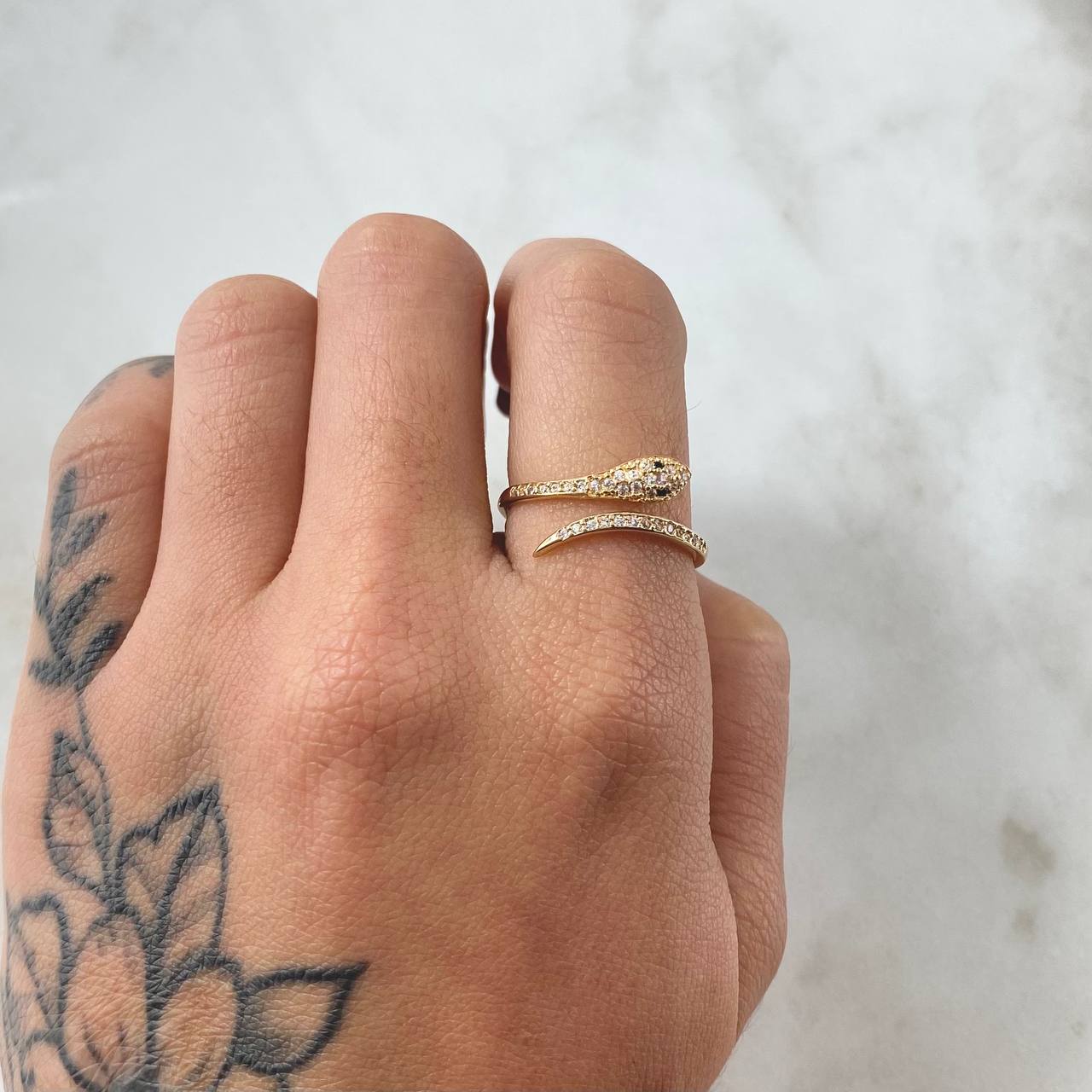 Snake Ring 2.2gr / Size 7 3/4 / 18K Gold ©