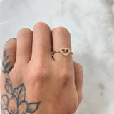 Heart Silhouette Ring 1.7gr / Size 6 1/2 / 18K Gold ©