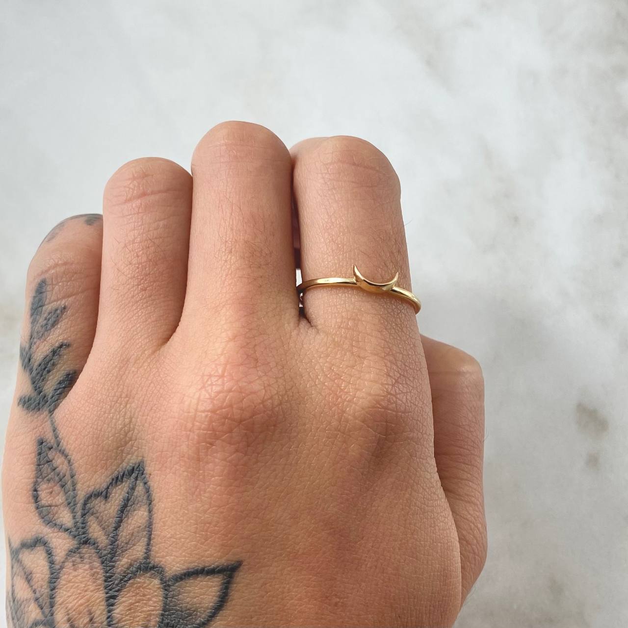 Moon Relief Ring 1.4gr / Size 8 1/4 / 18K Gold ©
