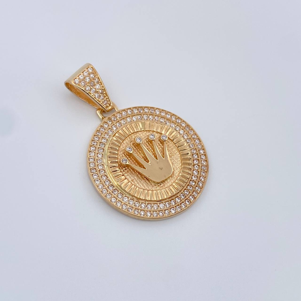 Dije Medalla Corona 5.55gr / 1 1/2 in / Oro Amarillo 18K $