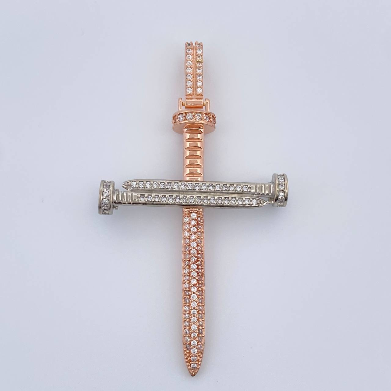 Dije Cruz Clavo 6.45gr / 2 1/4 in / Dos Oros Blanco Rosa 18K $