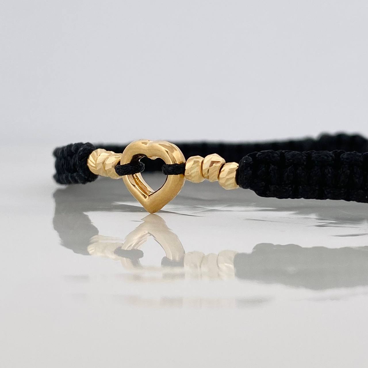 Pulsera Tejida Negra Silueta Corazón Oro Amarillo 18K