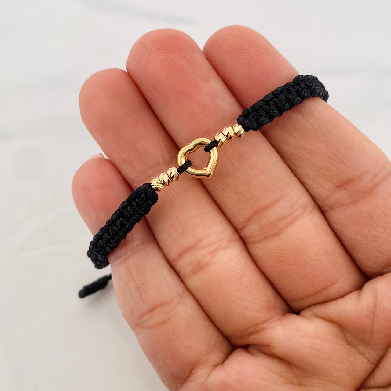 Pulsera Tejida Negra Silueta Corazón Oro Amarillo 18K