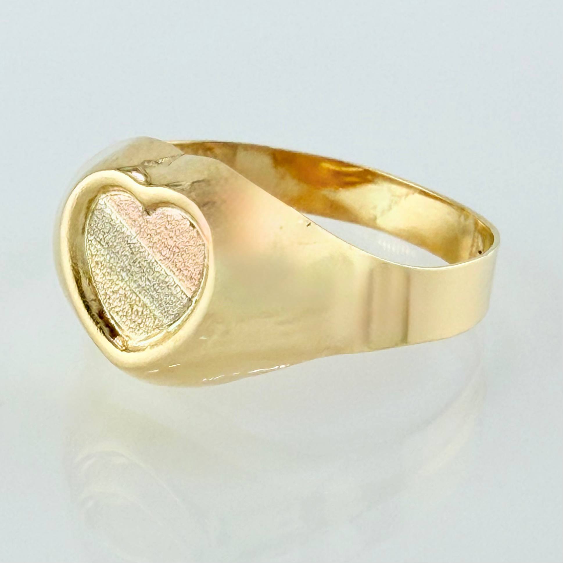 Anillo Sello Corazon  1.8gr / T7 / Tres Oros 18K ©
