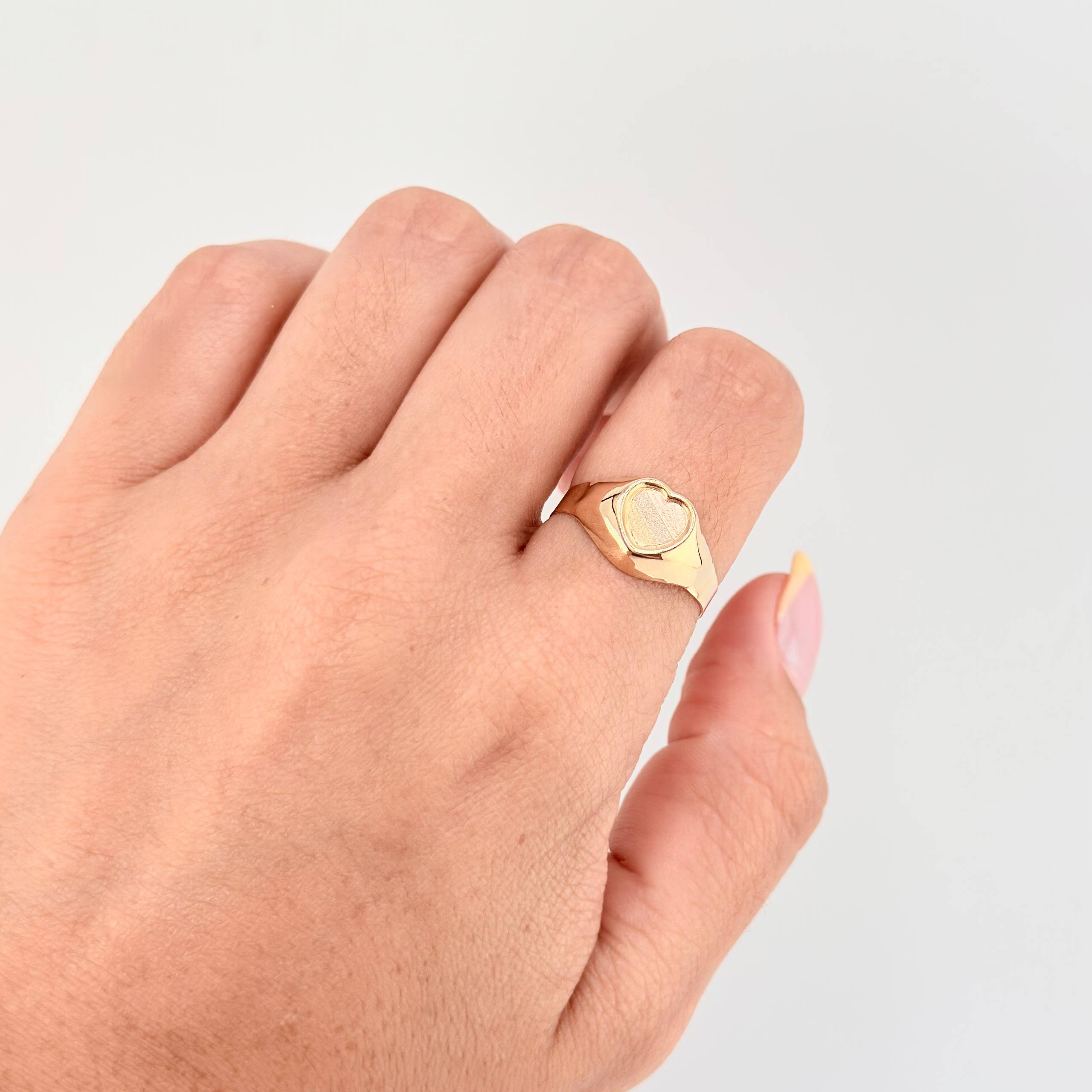 Anillo Sello Corazon 1.7gr / T7 1/4 / Tres Oros 18K