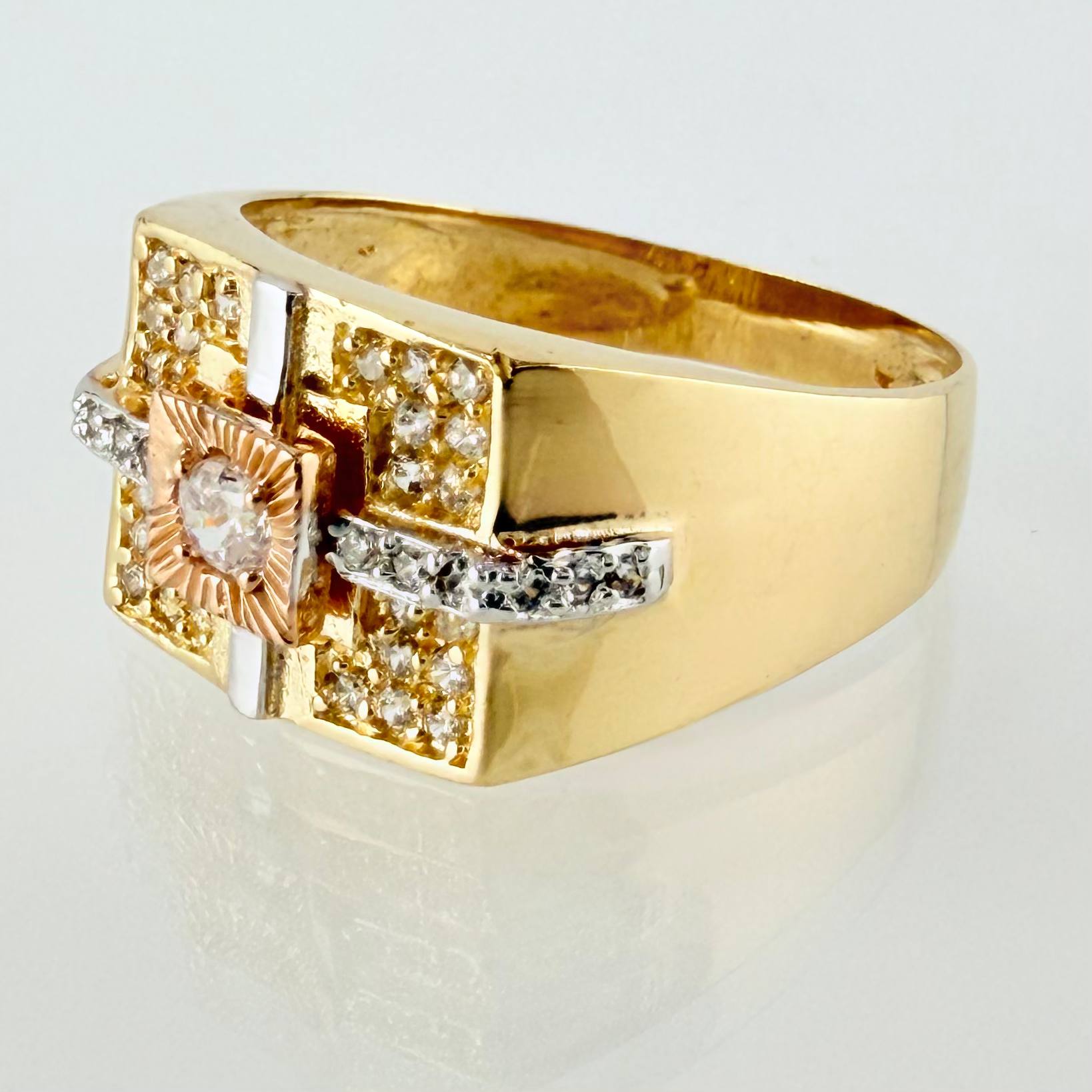 Anillo Sello Real 4.74gr / T8 1/2 / Tres Oros 18K ©