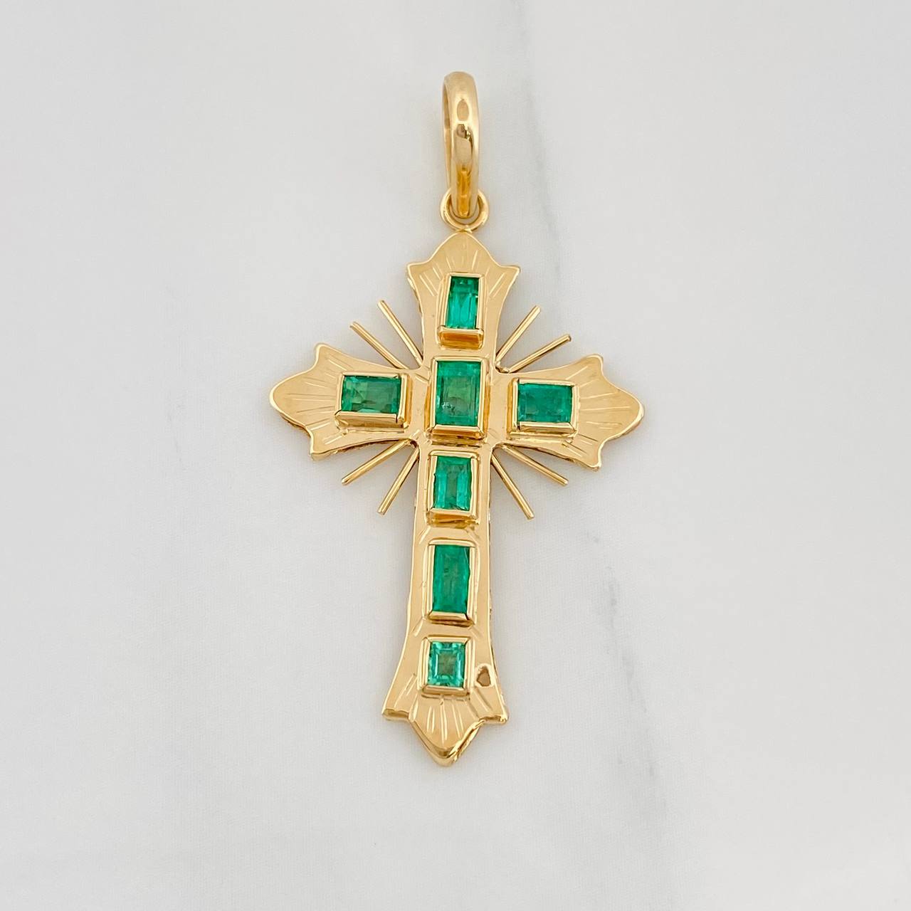 Flat Cross Pendant Emeralds 0.71pts 2.3g / 1 1/2 in Yellow Gold 18K