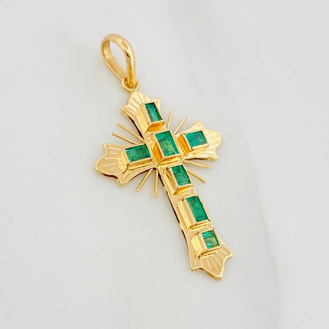 Flat Cross Pendant Emeralds 0.71pts 2.3g / 1 1/2 in Yellow Gold 18K