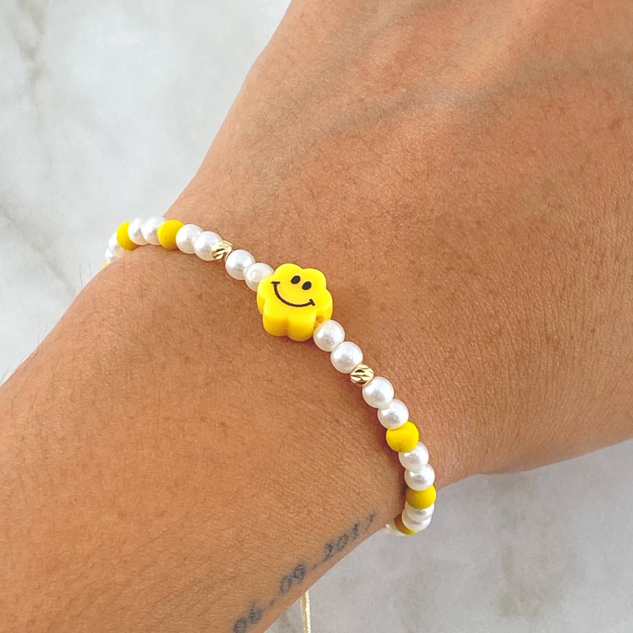 Pulsera Blanca Flor Carita Feliz 4mm Bolas Diamantadas 2 Und Oro Amarillo 18K (A.C)