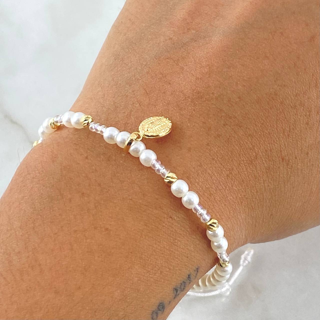 Pulsera Blanca Dije Virgen Guadalupe 0.85gr / 3mm Bolas Diamantadas 6 Und Oro Amarillo 18K *