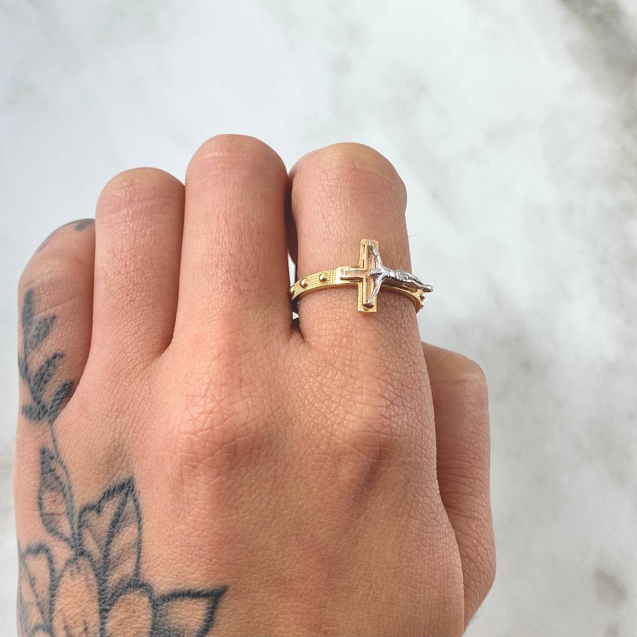 Anillo Crúz Cristo Punteado 3.4gr / T7 1/2 / Oro 18K