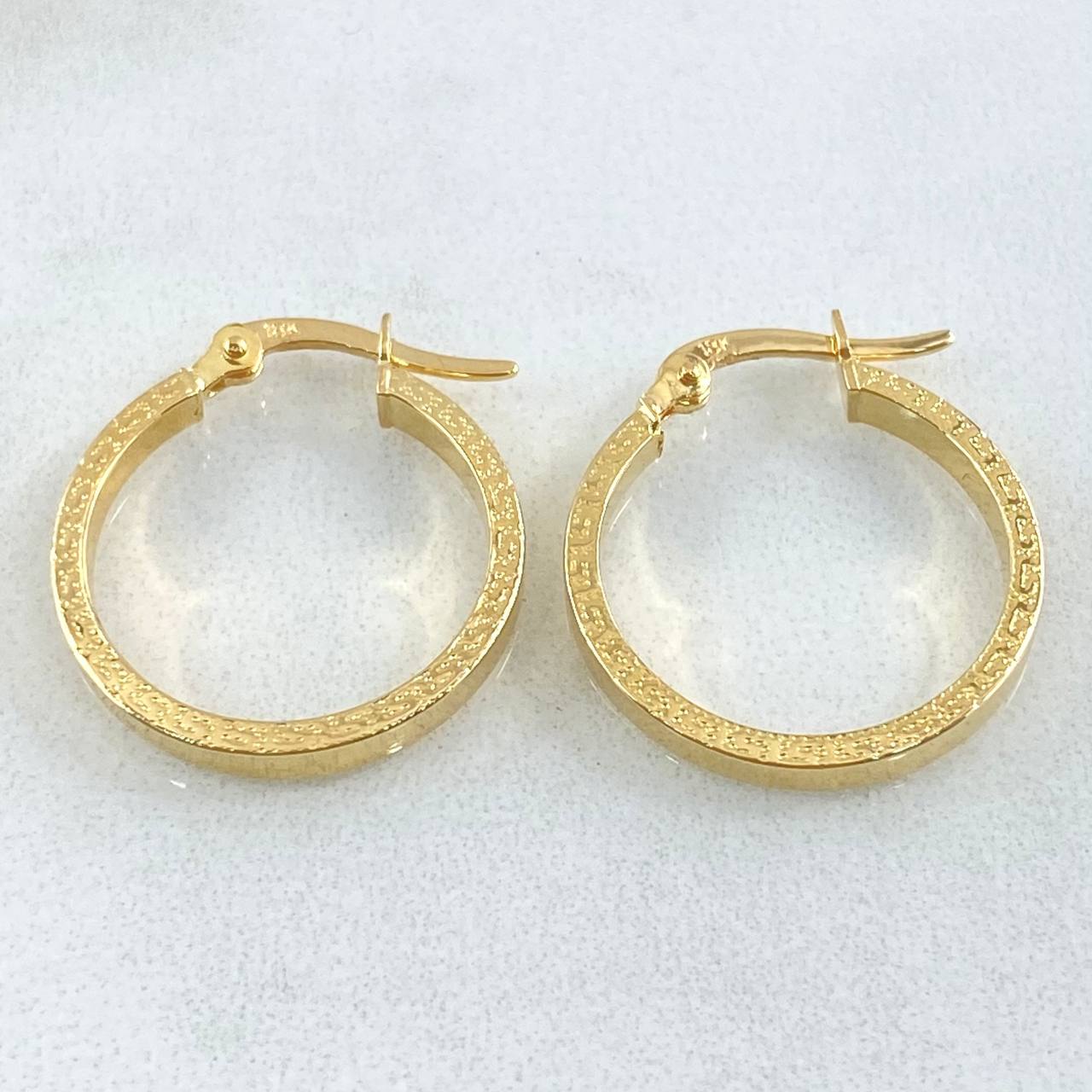 Hoop Earrings 1.45gr / 0.8in / 18K Gold ©