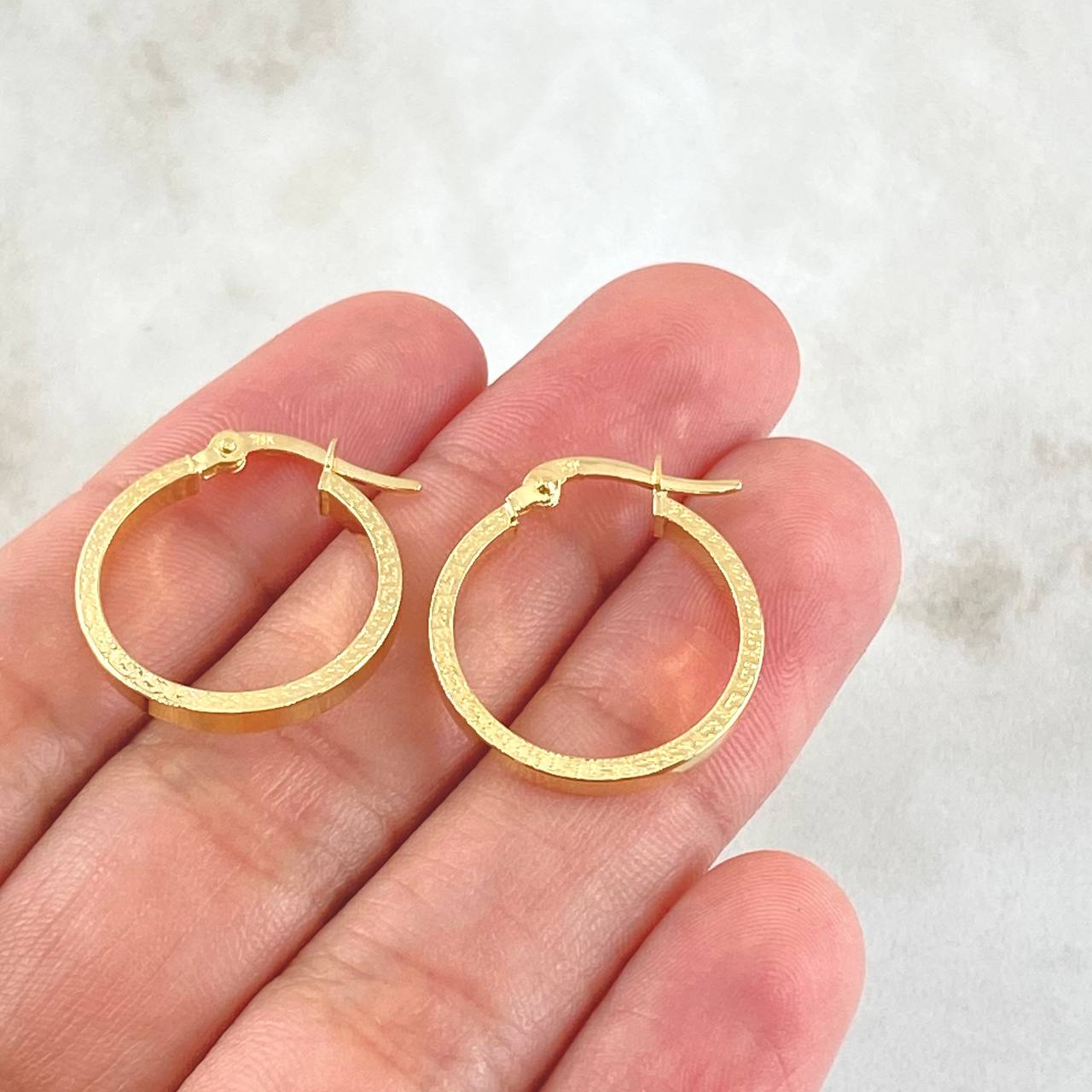 Hoop Earrings 1.45gr / 0.8in / 18K Gold ©