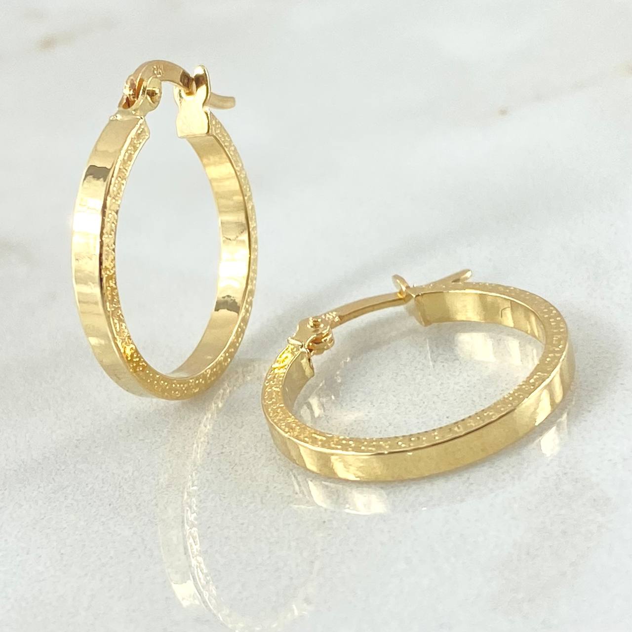 Hoop Earrings 1.45gr / 0.8in / 18K Gold ©