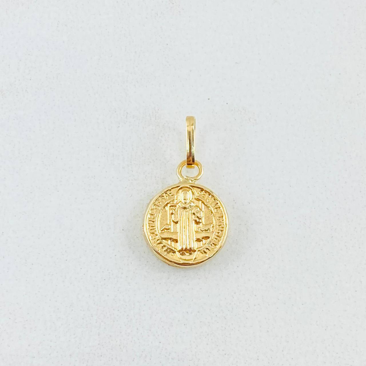 Dije San Benito 0.35gr / 1/2 in / Oro Amarillo 18K ©