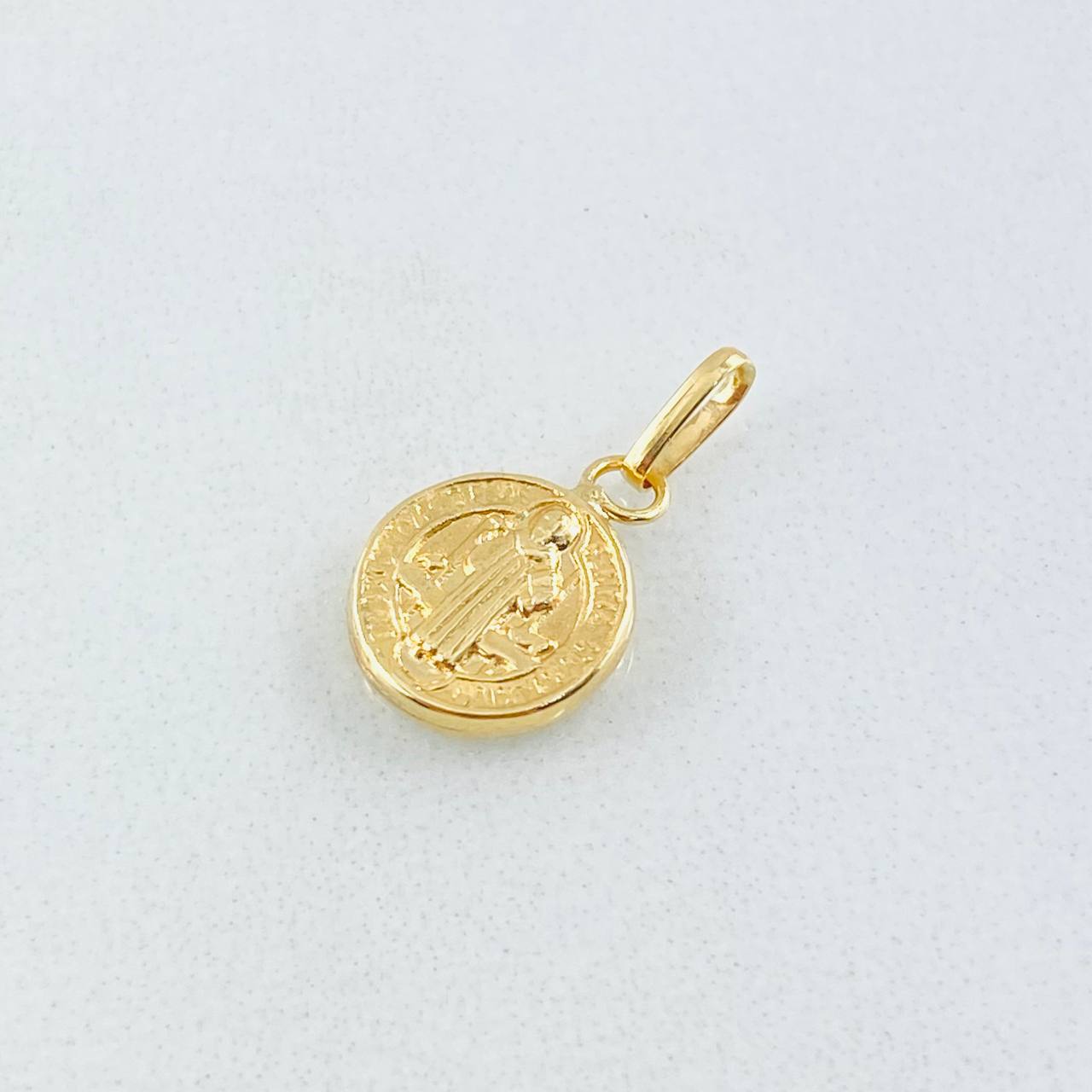 Dije San Benito 0.35gr / 1/2 in / Oro Amarillo 18K ©